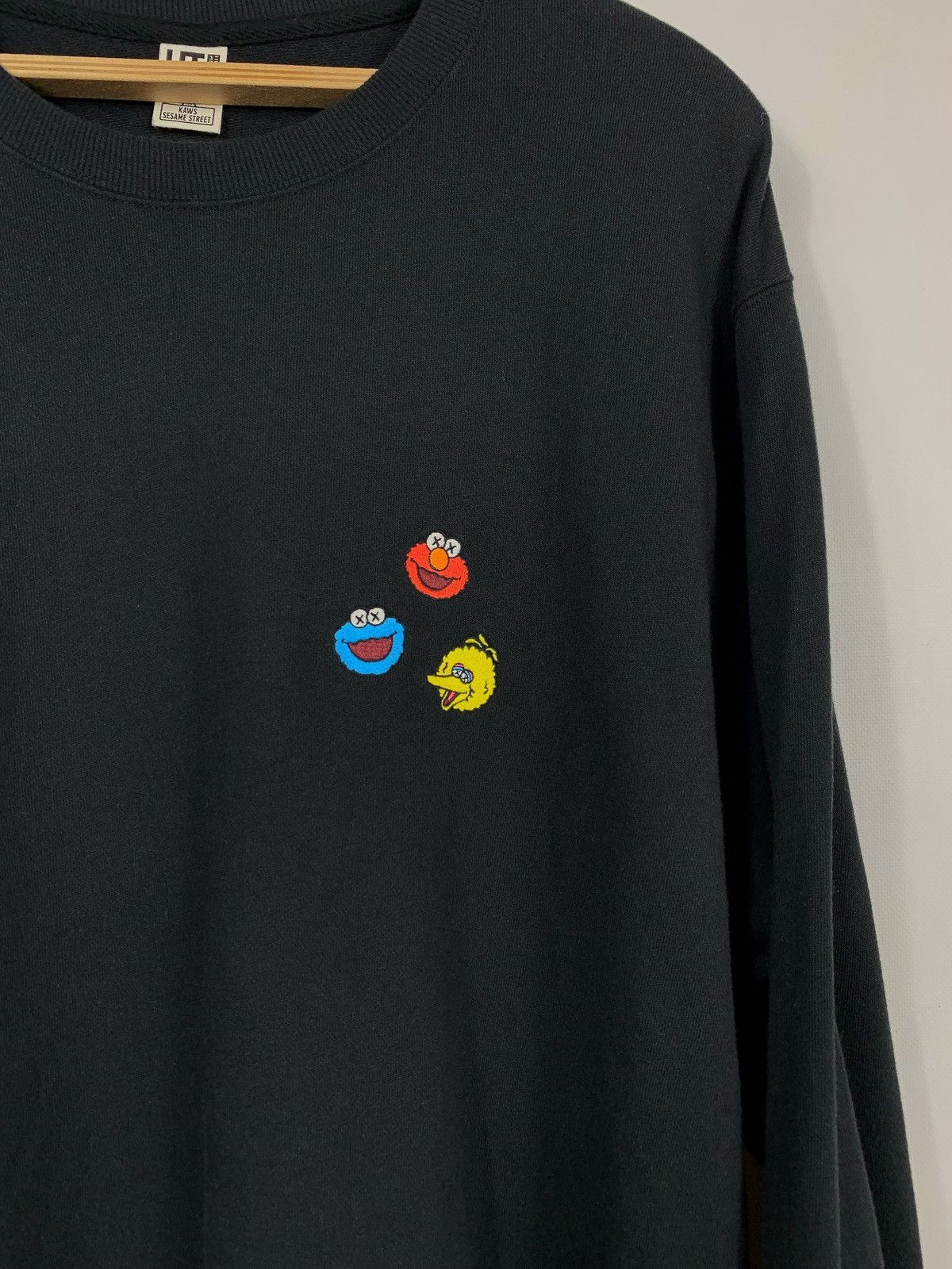 Japanese Brand × Kaws × Uniqlo Uniqlo Kaws x Sesame Street Embroidered Logo Sweatshirt Size US XL / EU 56 / 4 - 3 Thumbnail
