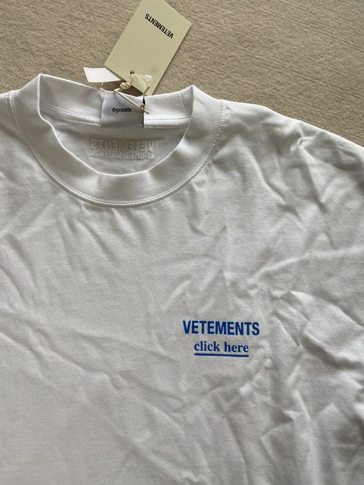 Vetements NEW | VETEMENTS WHITE LOGO „CLICK HERE“ TSHIRT BLUE