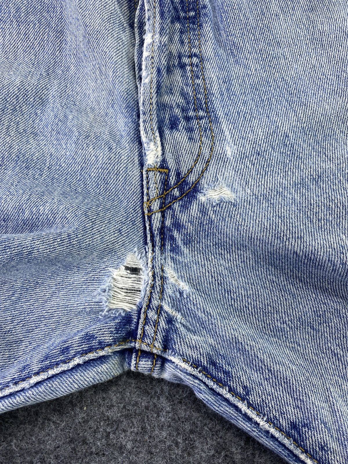 Levi's VINTAGE LEVI'S 501 DISTRESS BLUE WASH JEANS - J690 Size US 32 / EU 48 - 13 Thumbnail