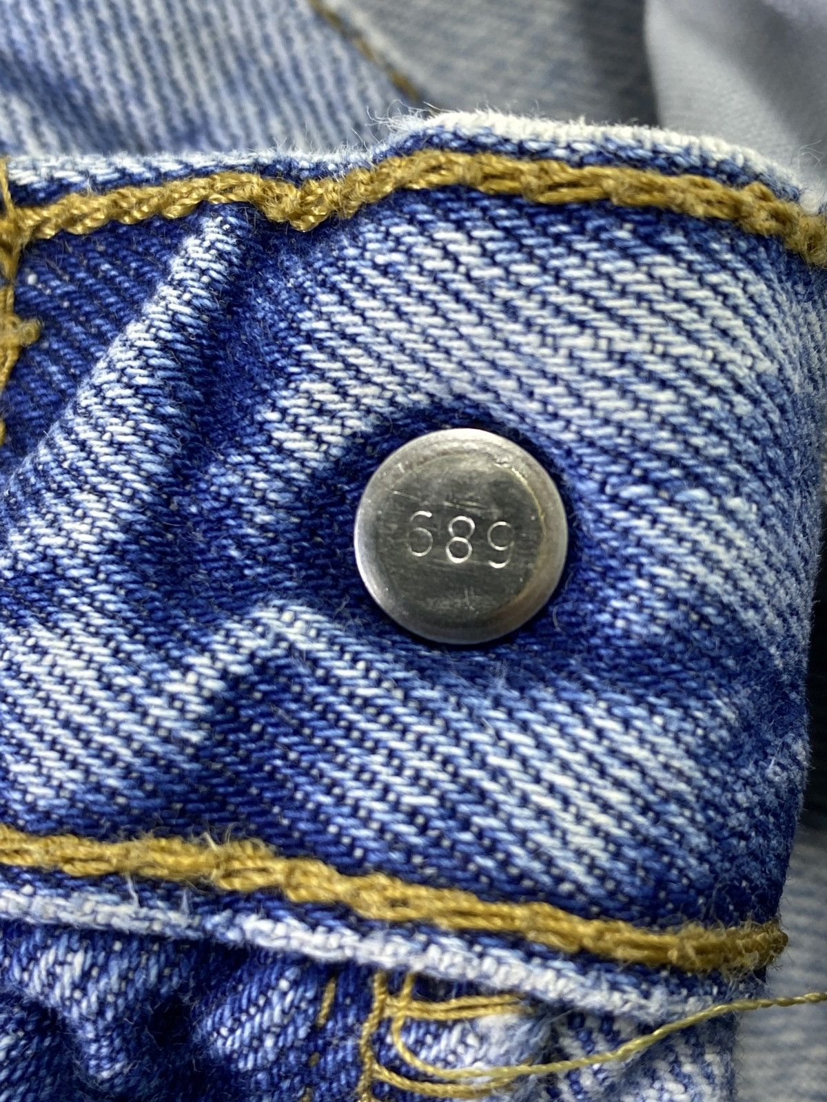 Levi's VINTAGE LEVI'S 501 DISTRESS BLUE WASH JEANS - J690 Size US 32 / EU 48 - 4 Thumbnail