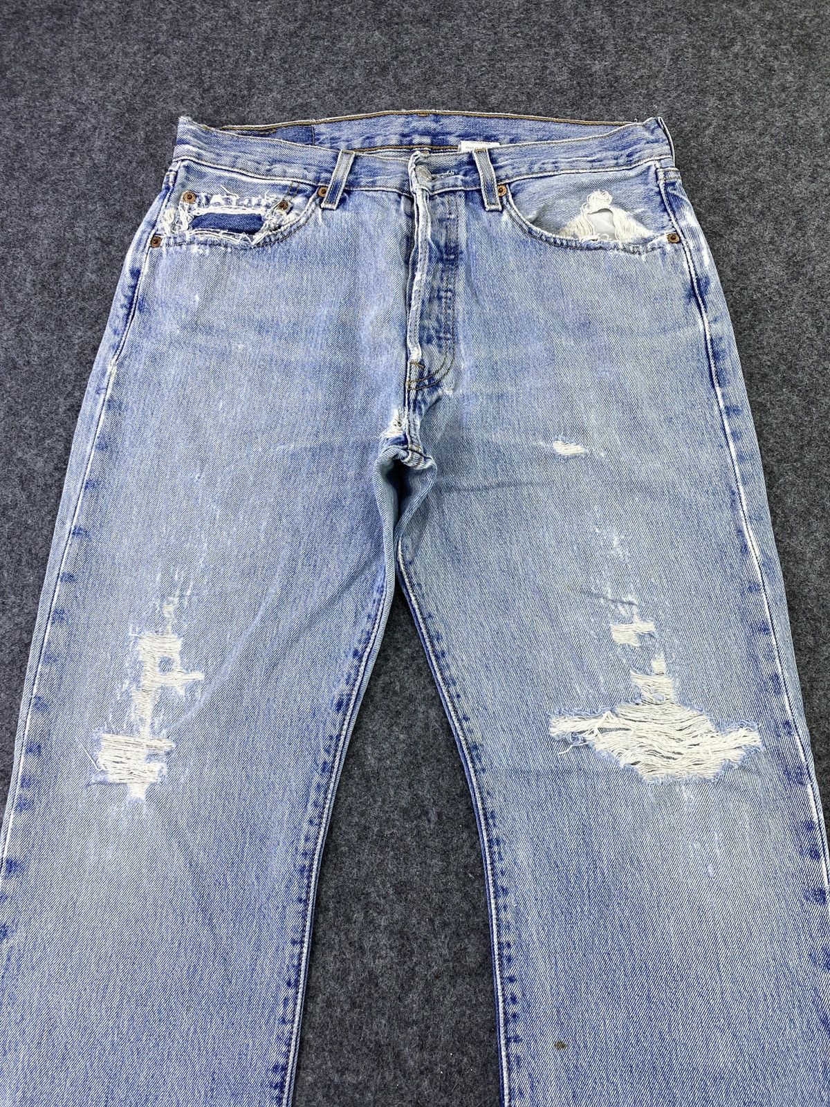 Levi's VINTAGE LEVI'S 501 DISTRESS BLUE WASH JEANS - J690 Size US 32 / EU 48 - 12 Thumbnail