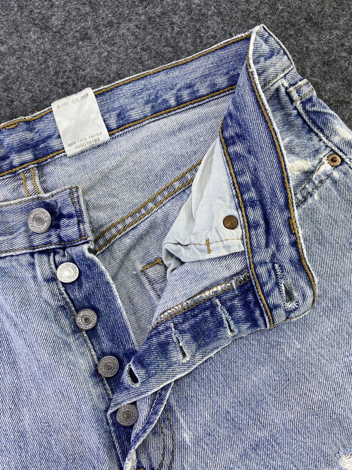 Levi's VINTAGE LEVI'S 501 DISTRESS BLUE WASH JEANS - J690 Size US 32 / EU 48 - 3 Thumbnail
