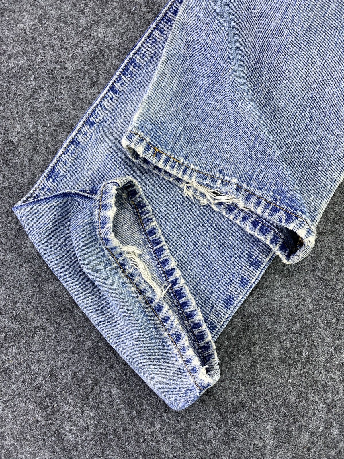 Levi's VINTAGE LEVI'S 501 DISTRESS BLUE WASH JEANS - J690 Size US 32 / EU 48 - 10 Thumbnail