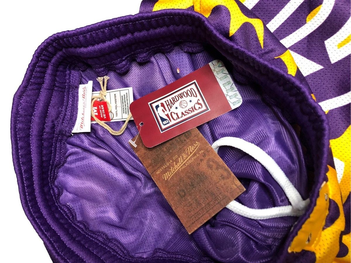 Mitchell & Ness Mitchell & Ness Los Angeles Lakers Shorts Size US 32 / EU 48 - 2 Thumbnail