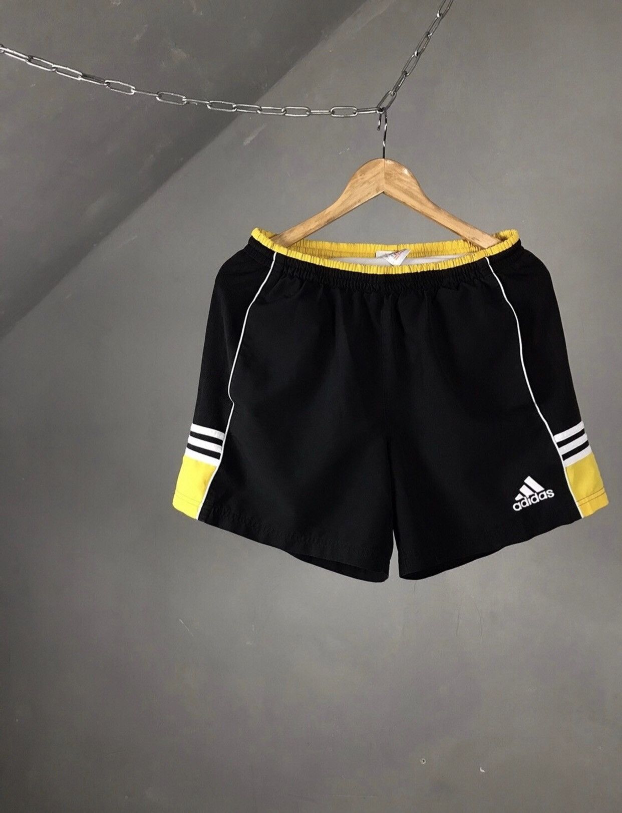 Adidas Adidas Vintage Shorts Size US 32 / EU 48 - 1 Thumbnail
