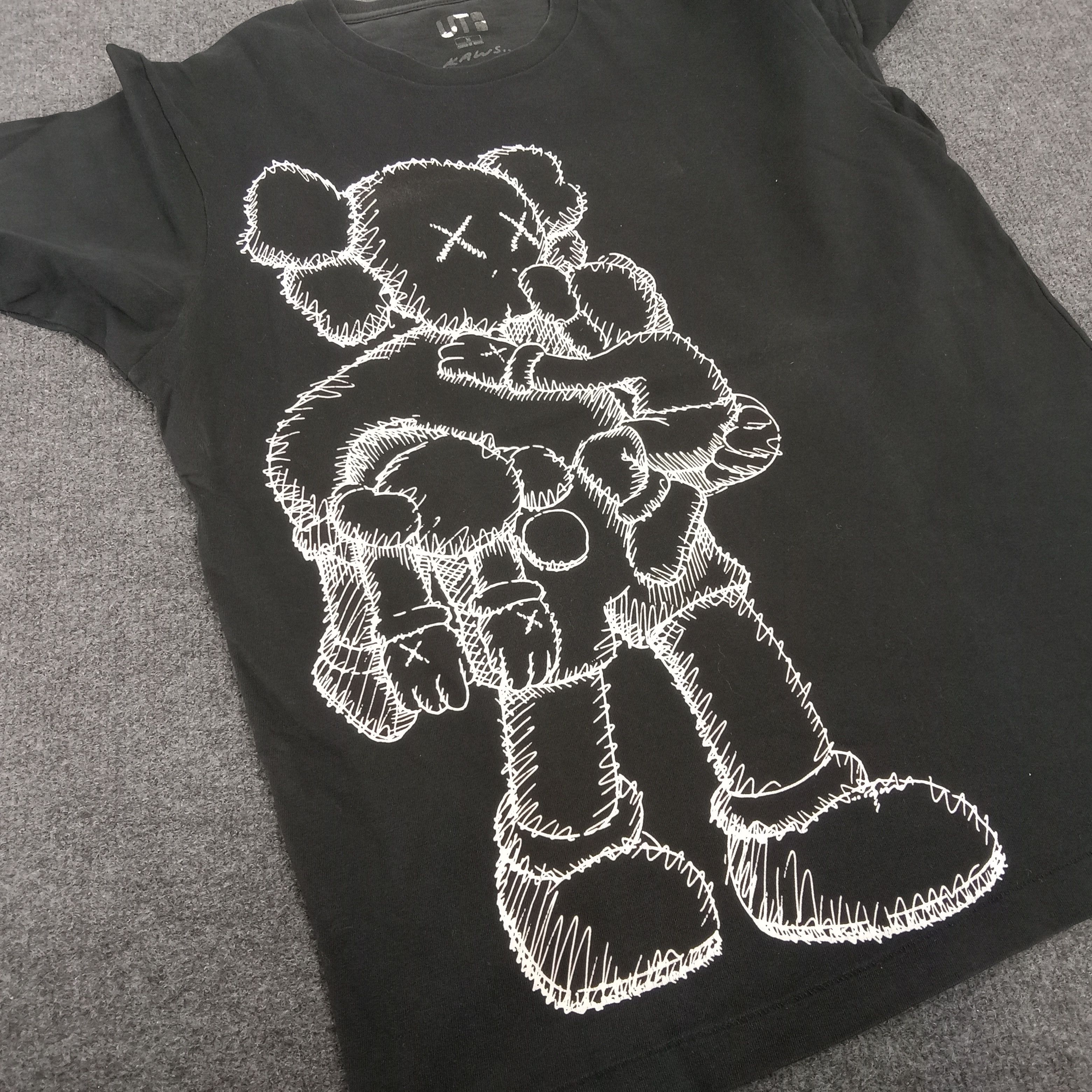Japanese Brand × Kaws × Uniqlo Uniqlo x Kaws Japanese Brand Big Print Tshirt Size US M / EU 48-50 / 2 - 2 Thumbnail