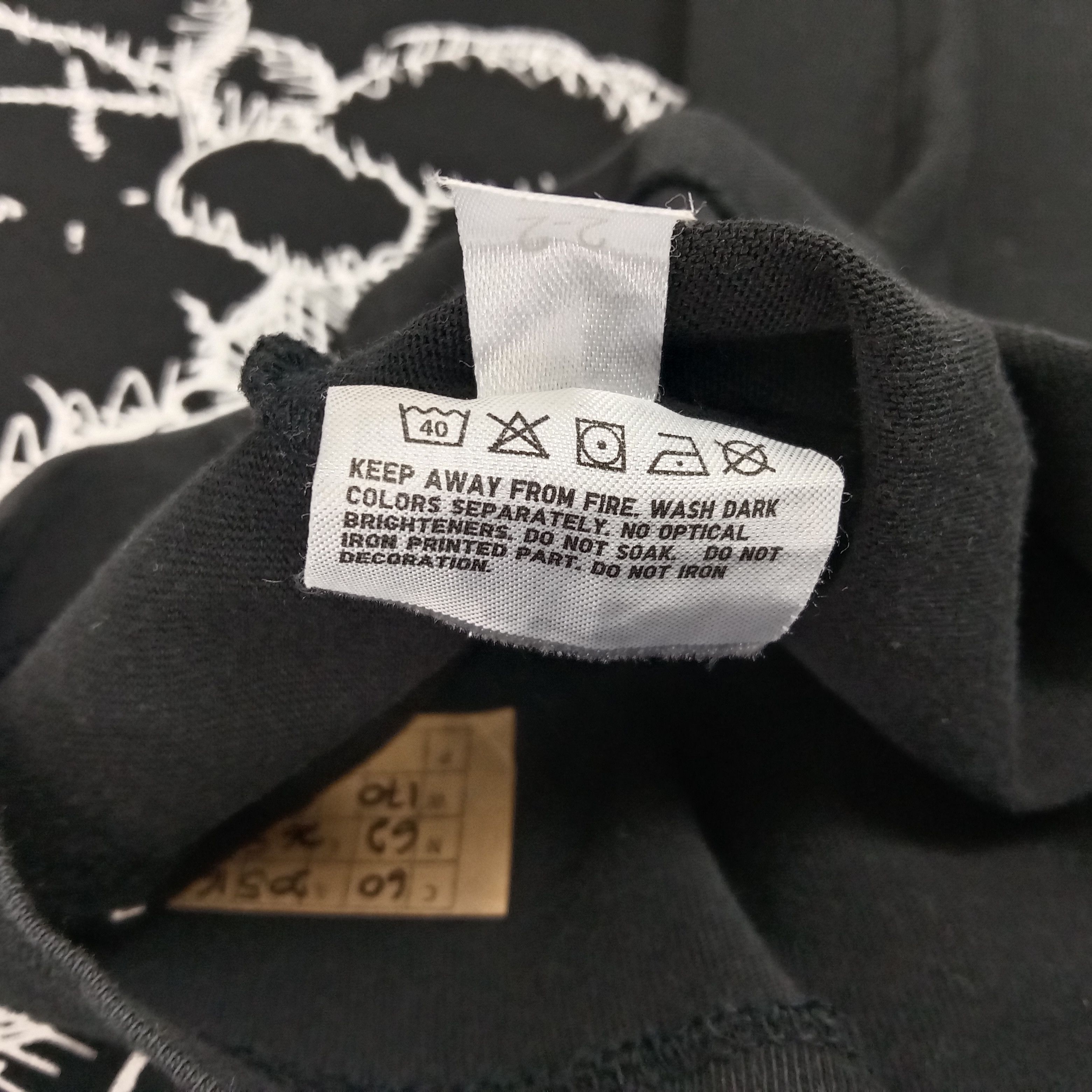 Japanese Brand × Kaws × Uniqlo Uniqlo x Kaws Japanese Brand Big Print Tshirt Size US M / EU 48-50 / 2 - 10 Thumbnail