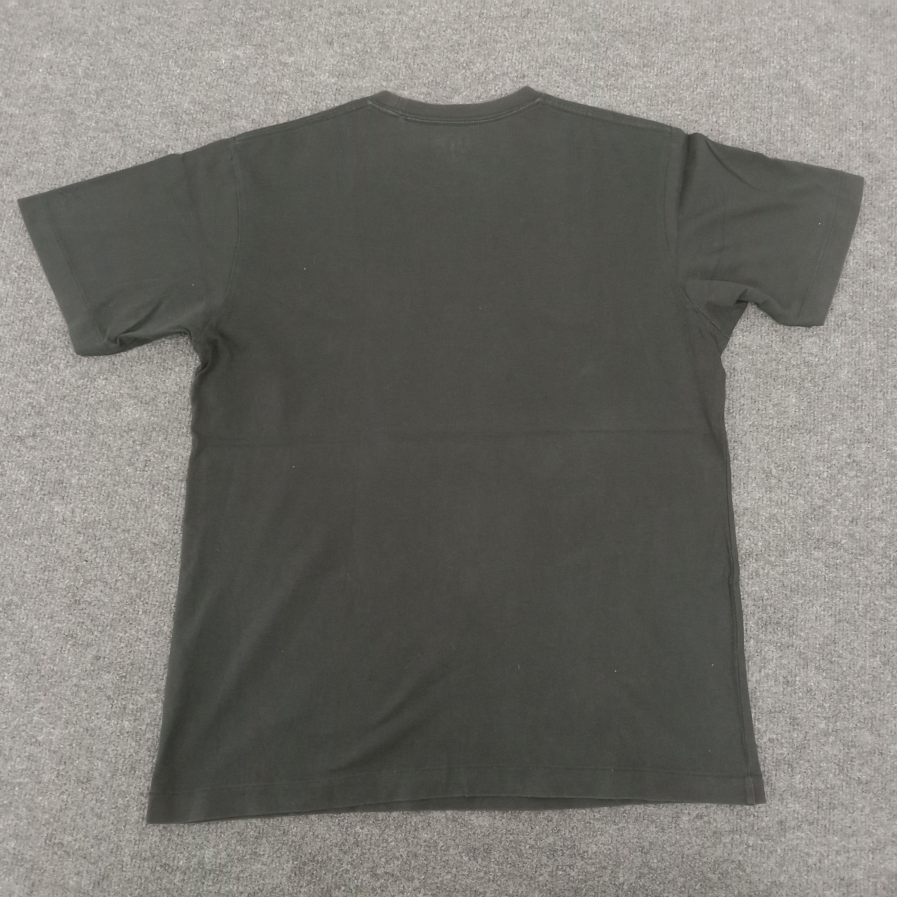 Japanese Brand × Kaws × Uniqlo Uniqlo x Kaws Japanese Brand Big Print Tshirt Size US M / EU 48-50 / 2 - 3 Thumbnail