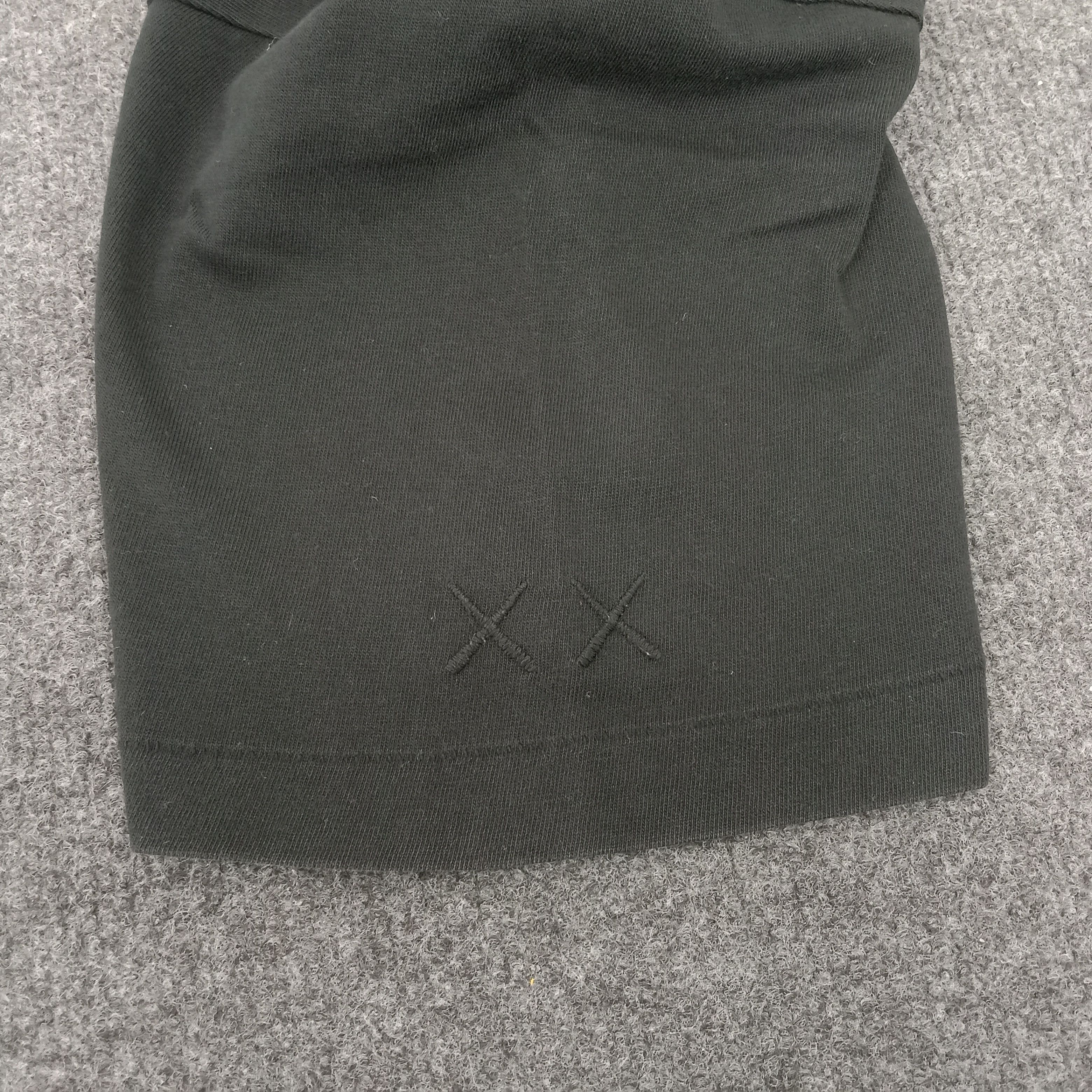 Japanese Brand × Kaws × Uniqlo Uniqlo x Kaws Japanese Brand Big Print Tshirt Size US M / EU 48-50 / 2 - 6 Thumbnail
