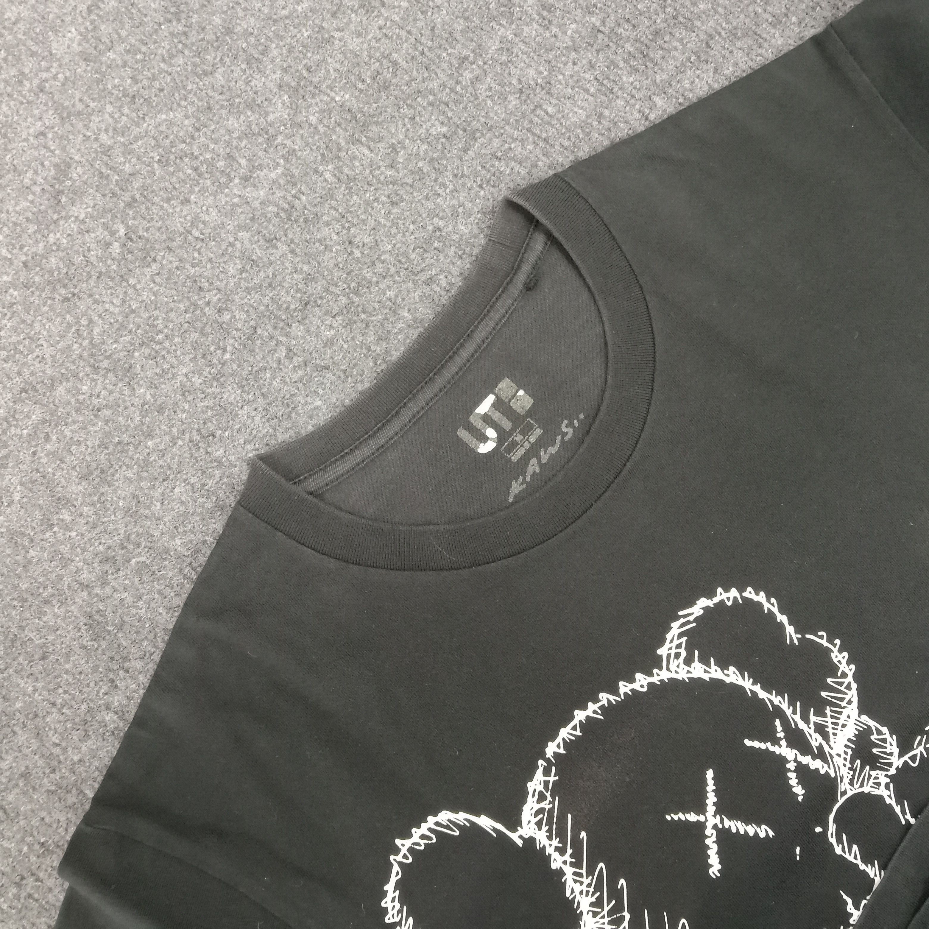 Japanese Brand × Kaws × Uniqlo Uniqlo x Kaws Japanese Brand Big Print Tshirt Size US M / EU 48-50 / 2 - 4 Thumbnail