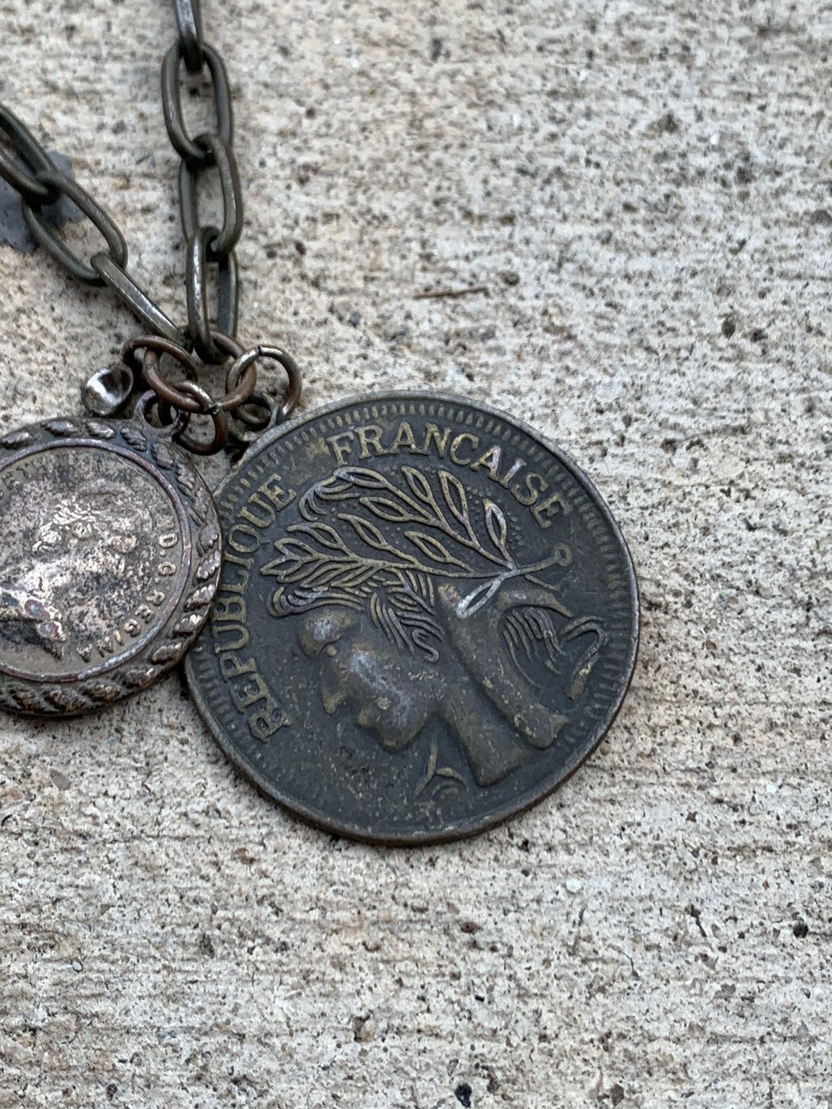 Jewelry REP FRANCAISE X QUEEN ELIZABETH 1951 CHAIN COIN NECKLACE Size ONE SIZE - 3 Thumbnail