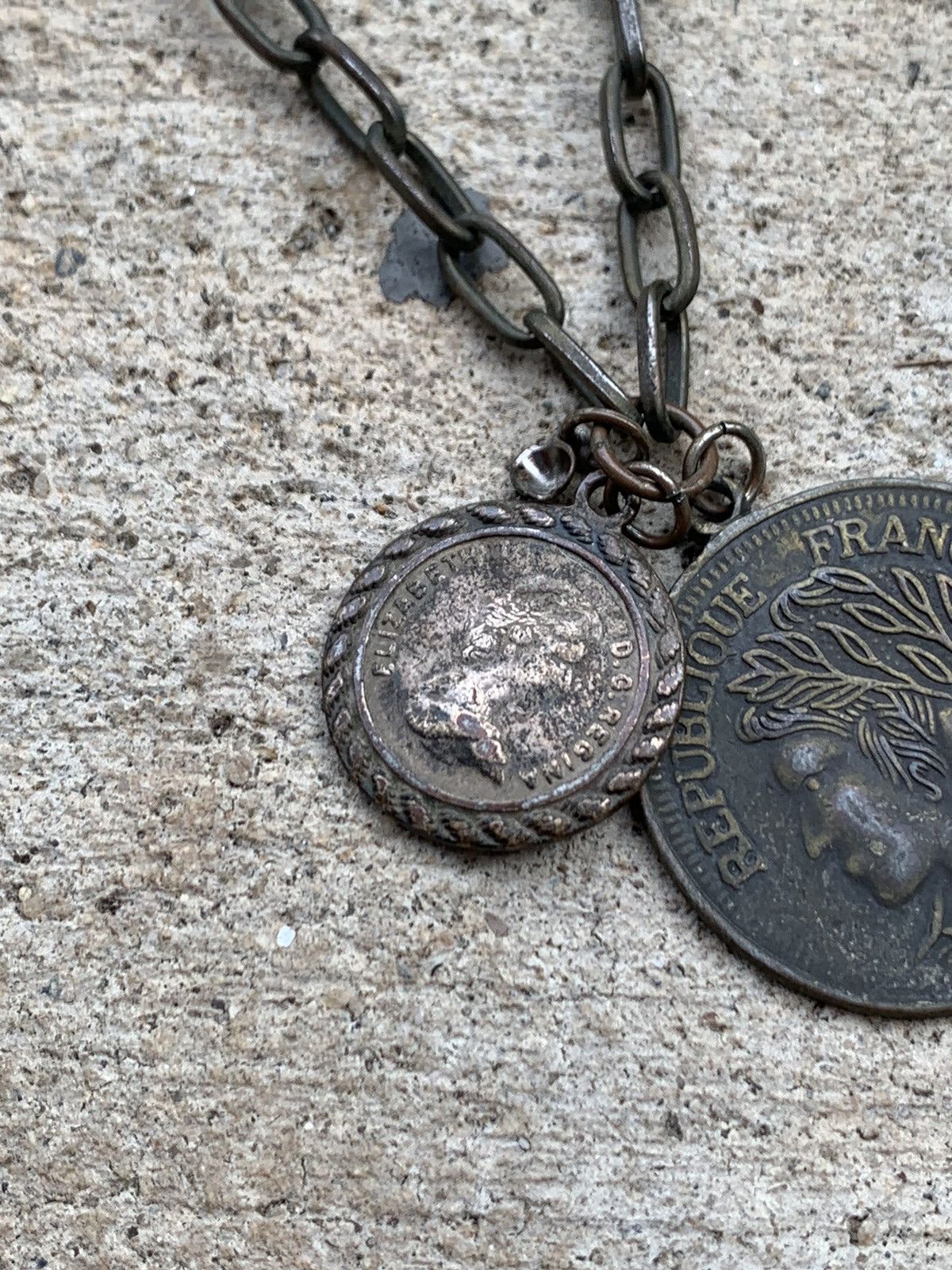 Jewelry REP FRANCAISE X QUEEN ELIZABETH 1951 CHAIN COIN NECKLACE Size ONE SIZE - 2 Thumbnail
