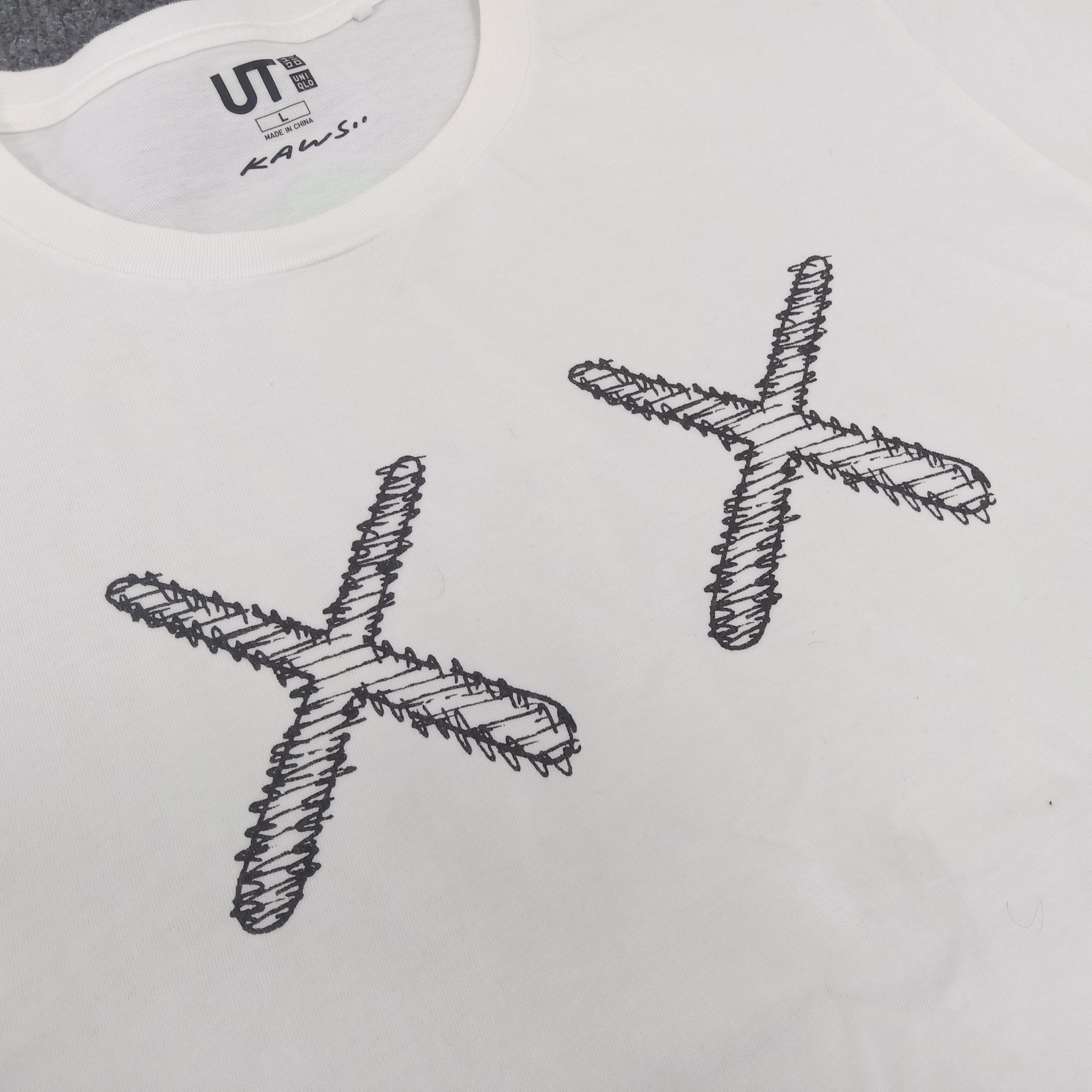 Kaws × Uniqlo × Vintage UNIQLO x KAWS Japanese Brand Tshirt Size US L / EU 52-54 / 3 - 4 Thumbnail