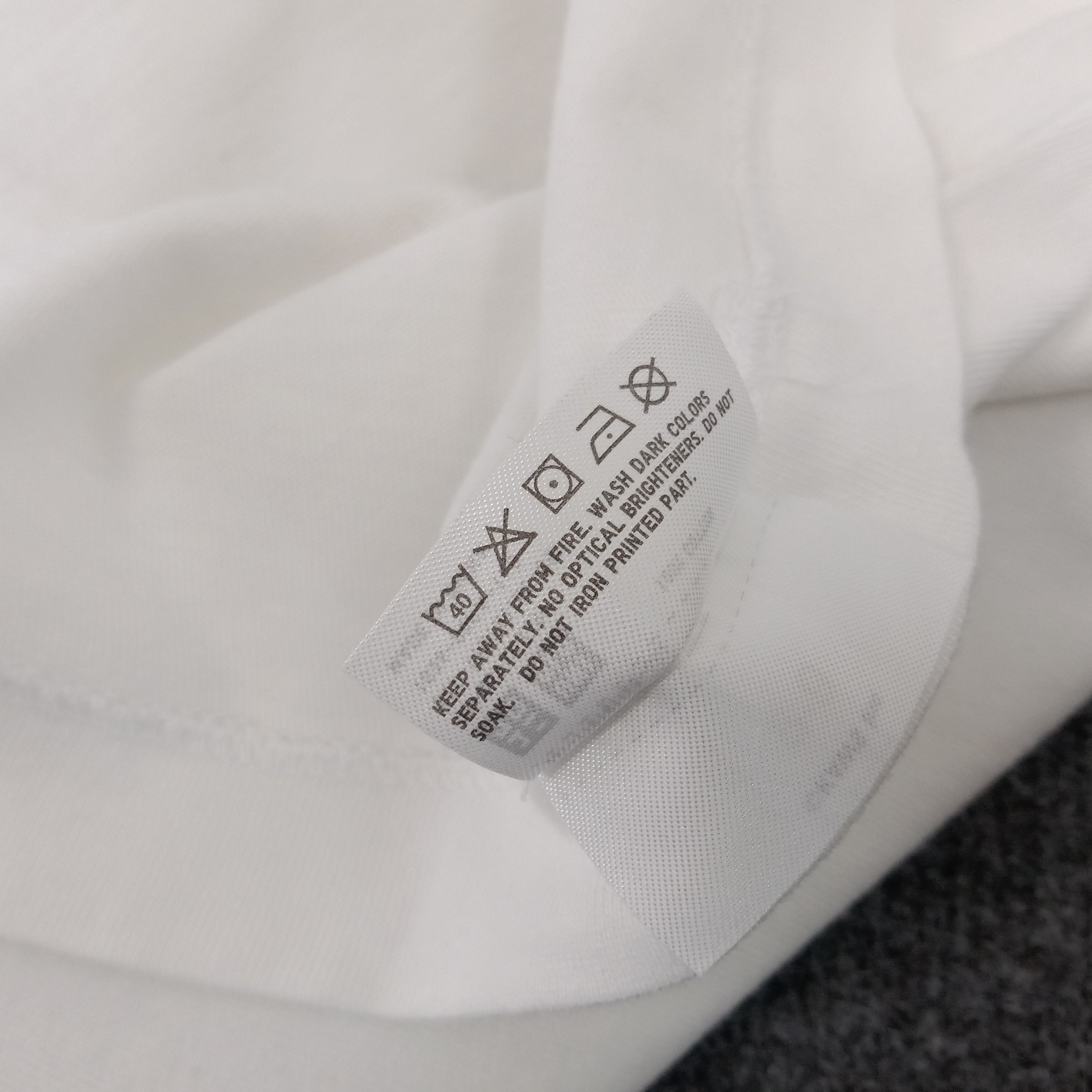 Kaws × Uniqlo × Vintage UNIQLO x KAWS Japanese Brand Tshirt Size US L / EU 52-54 / 3 - 7 Thumbnail