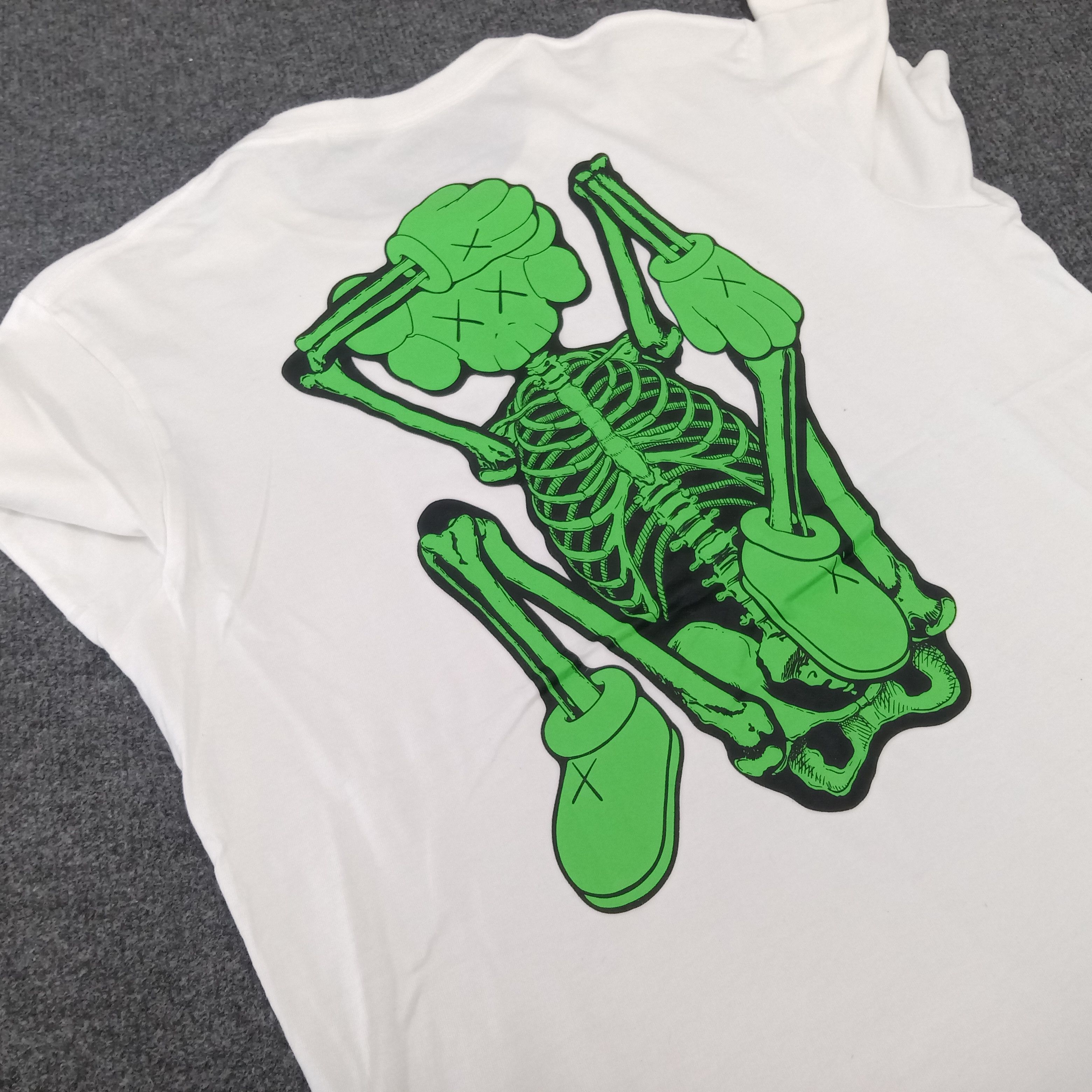 Kaws × Uniqlo × Vintage UNIQLO x KAWS Japanese Brand Tshirt Size US L / EU 52-54 / 3 - 2 Thumbnail