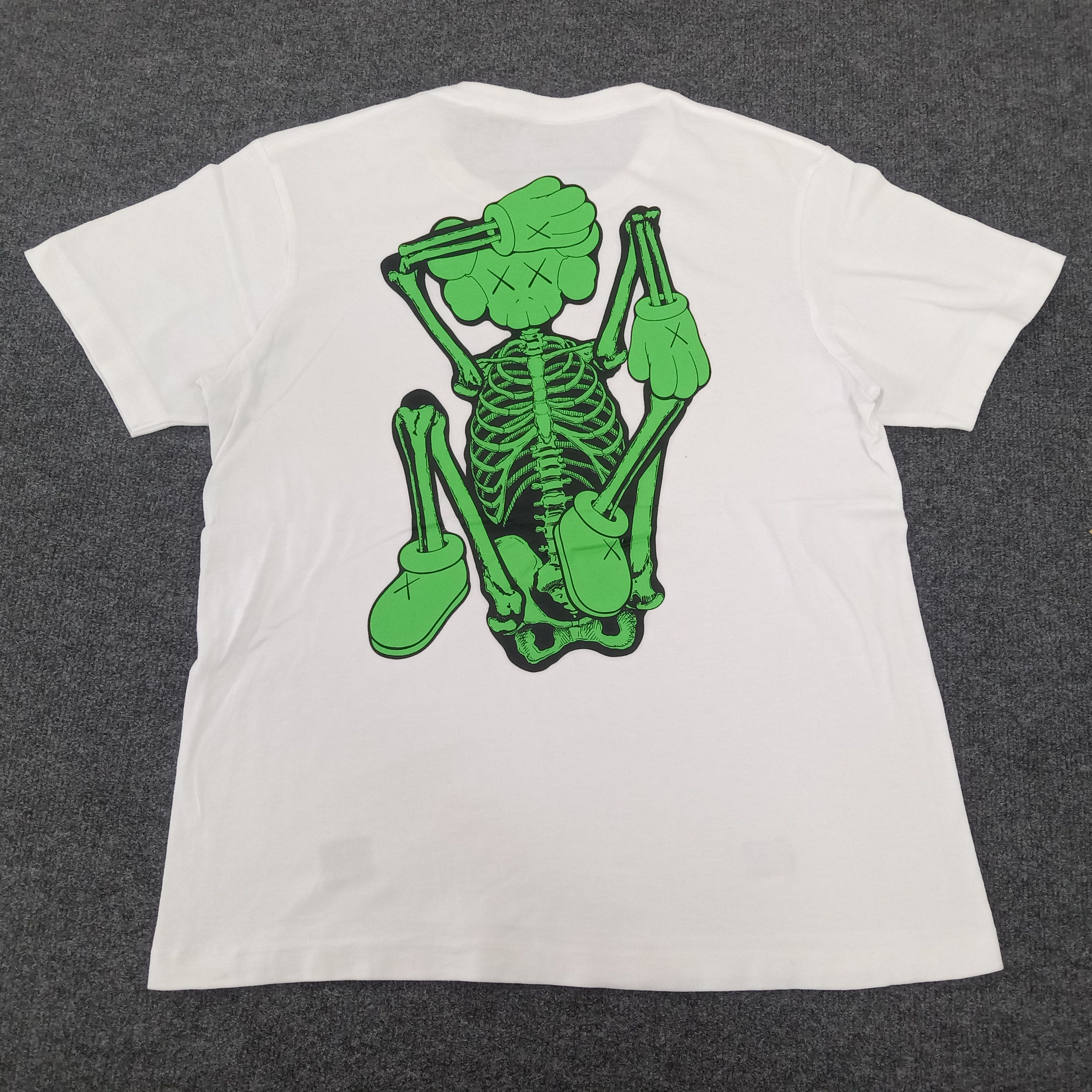 Kaws × Uniqlo × Vintage UNIQLO x KAWS Japanese Brand Tshirt Size US L / EU 52-54 / 3 - 1 Thumbnail