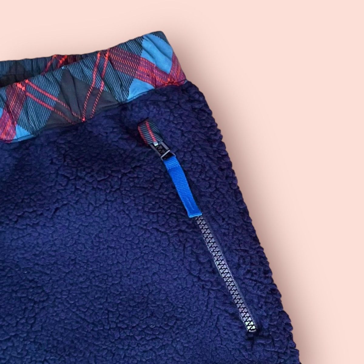 JW Anderson × Jun Takahashi × Uniqlo JW ANDERSON X UNIQLO FLUFFY FLEECE PANTS Size US 33 - 2 Thumbnail