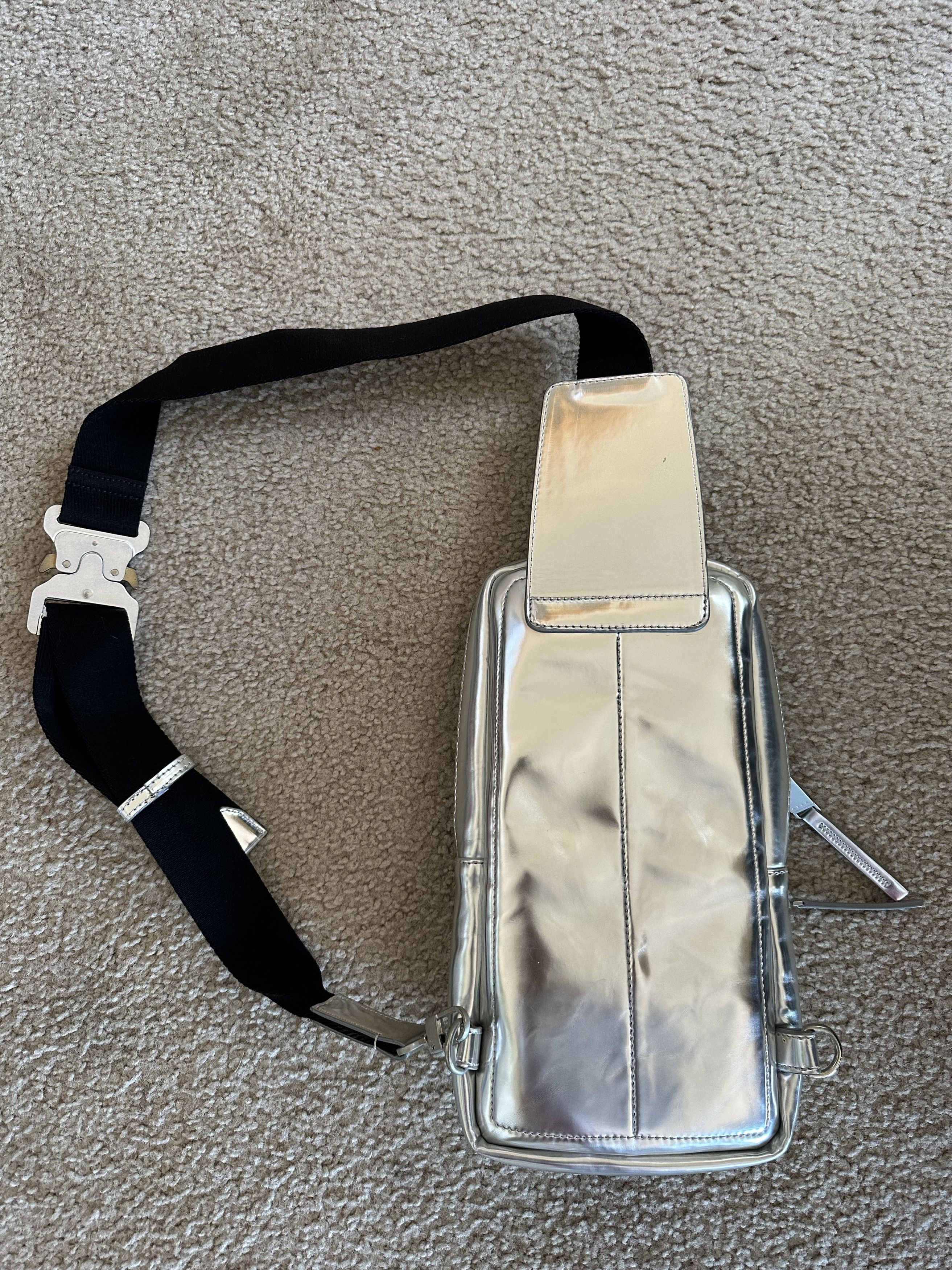 1017 ALYX 9SM Alyx Silver Crossbody Bag 2019 $1200 ASAP 1017 ALYX 9SM Alyx Silver Crossbody Bag 2019 $1200 ASAP