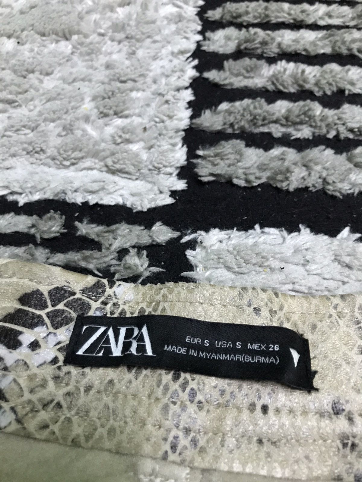 Zara Zara snake print medium skirt Size 26" / US 2 / IT 38 - 9 Thumbnail