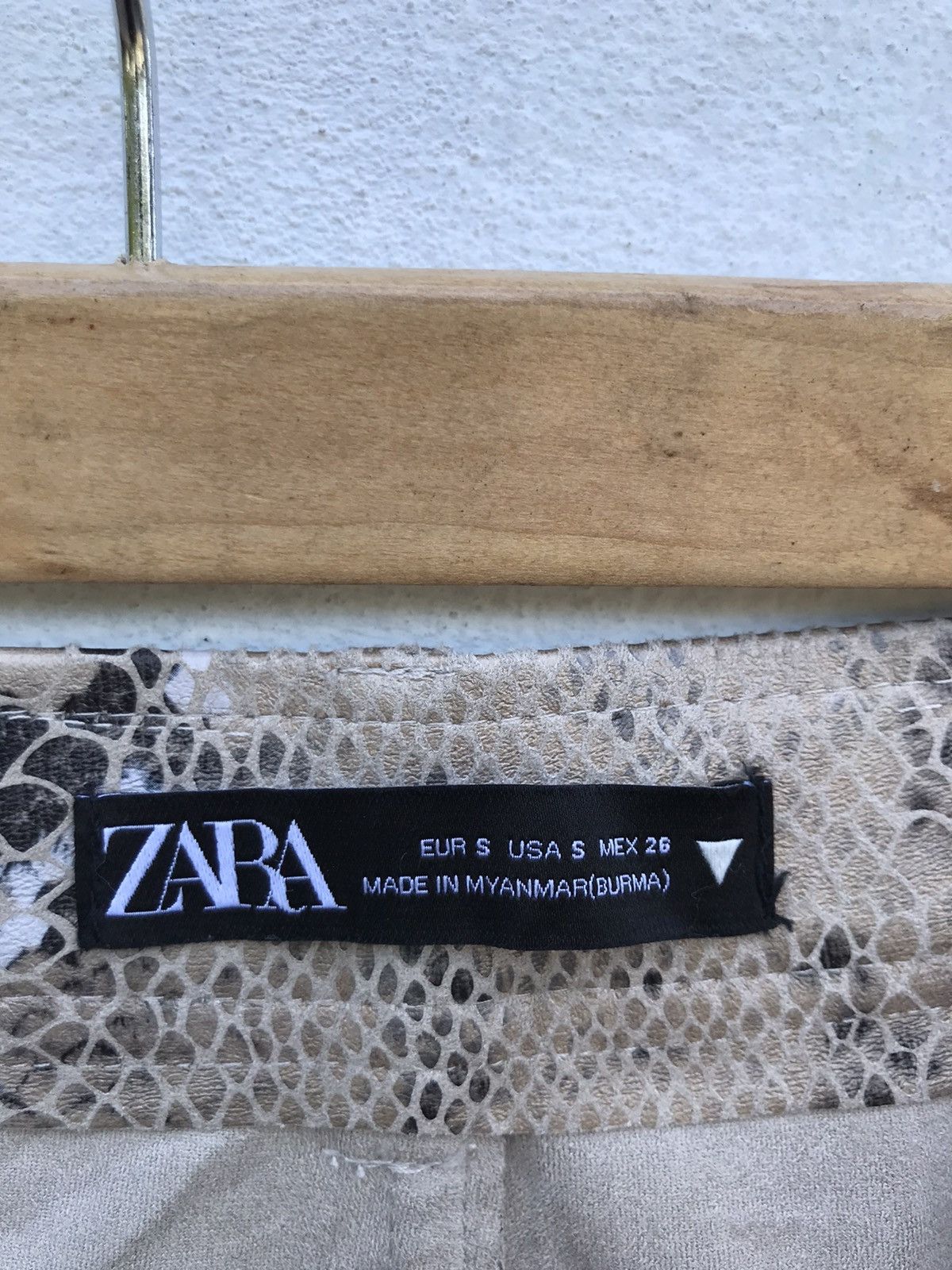 Zara Zara snake print medium skirt Size 26" / US 2 / IT 38 - 6 Thumbnail