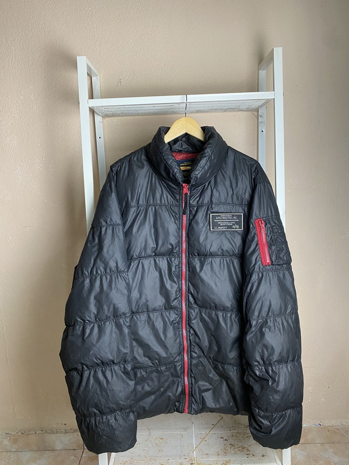 Alpha Industries ALPHA INDUSTRIES Puffer Jacket Black with Red Zipper Accents Size US XXL / EU 58 / 5 - 1 Thumbnail
