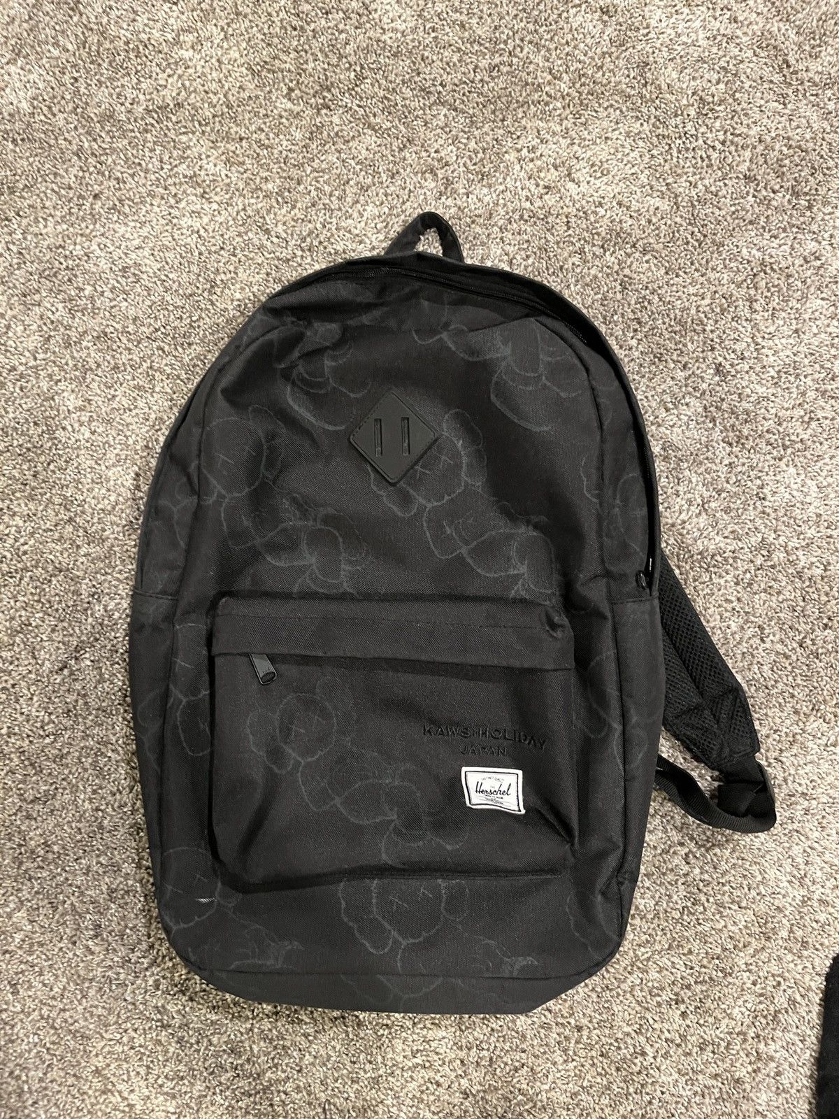 kaws holiday japan herschel 寝袋トート