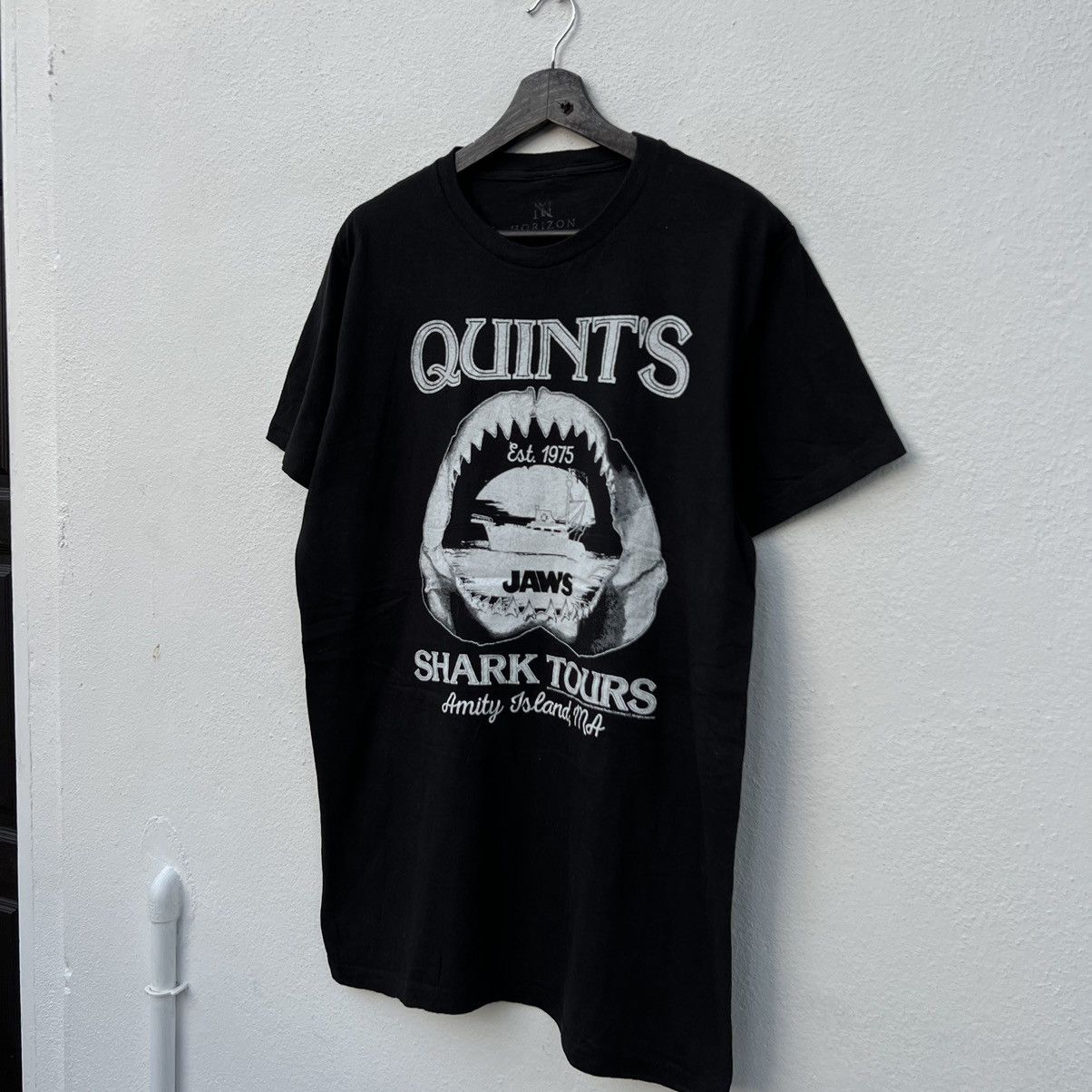 Japanese Brand VINTAGE QUINTS JAWS MOVIE TEE SHORT SLEEVE BIG LOGO Size US XL / EU 56 / 4 - 2 Thumbnail