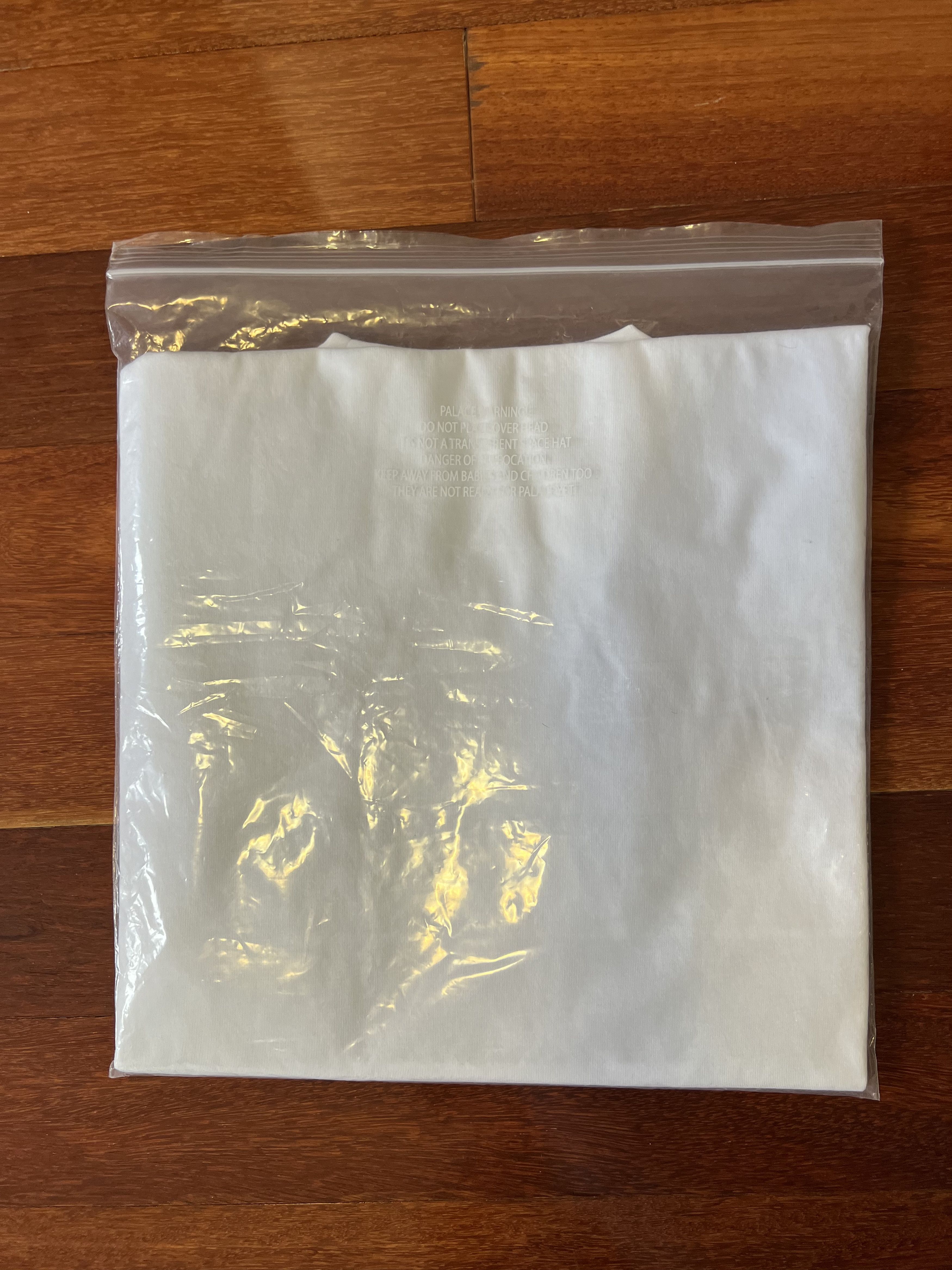 Palace 💚 2018 Palace Tri Shadow T-Shirt White/Grey Large NEW Size US L / EU 52-54 / 3 - 4 Thumbnail