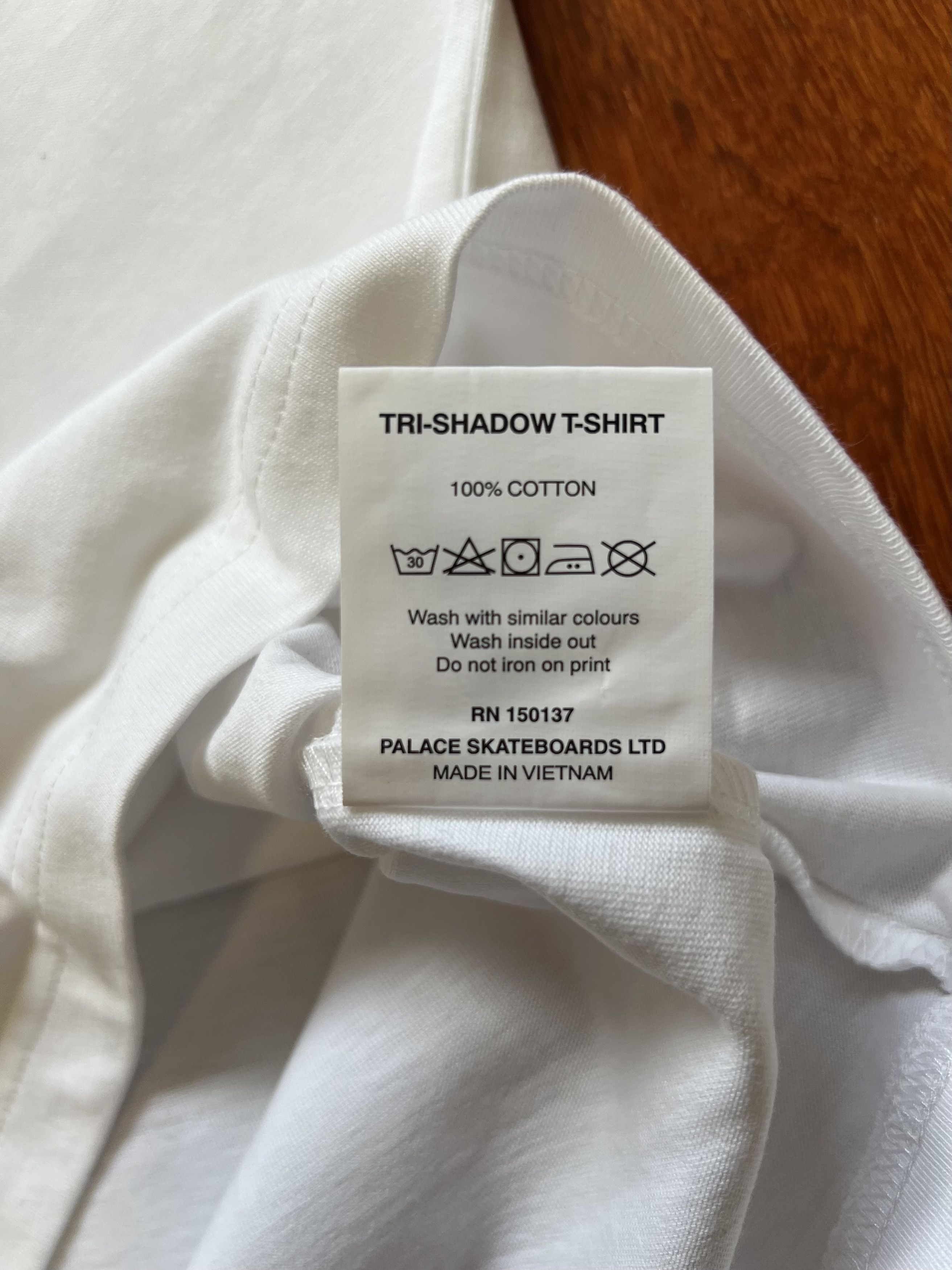 Palace 💚 2018 Palace Tri Shadow T-Shirt White/Grey Large NEW Size US L / EU 52-54 / 3 - 12 Thumbnail