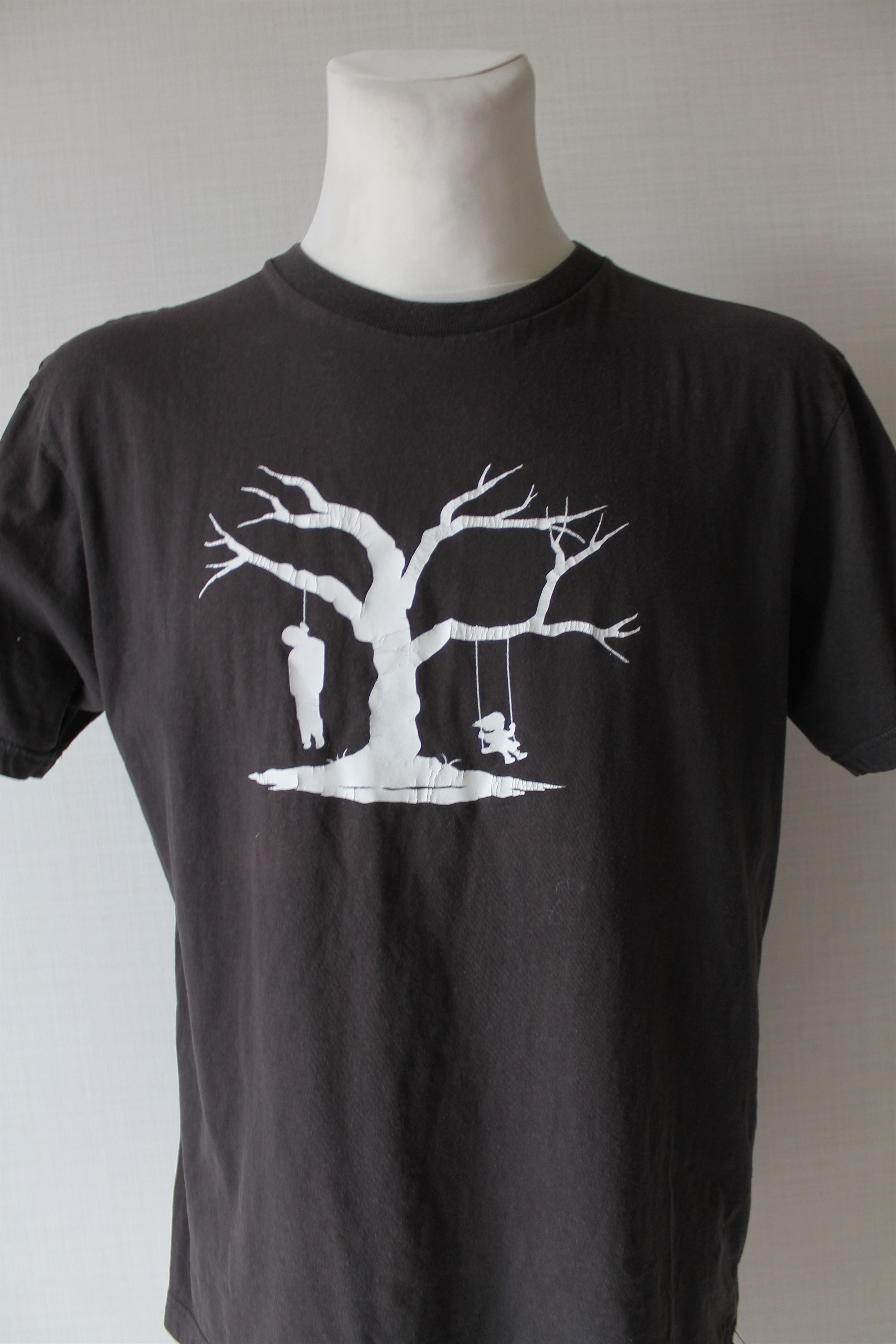 Vintage Art Girl on tree swing with hanged man Horror t Shirt faded Size US L / EU 52-54 / 3 - 6 Thumbnail