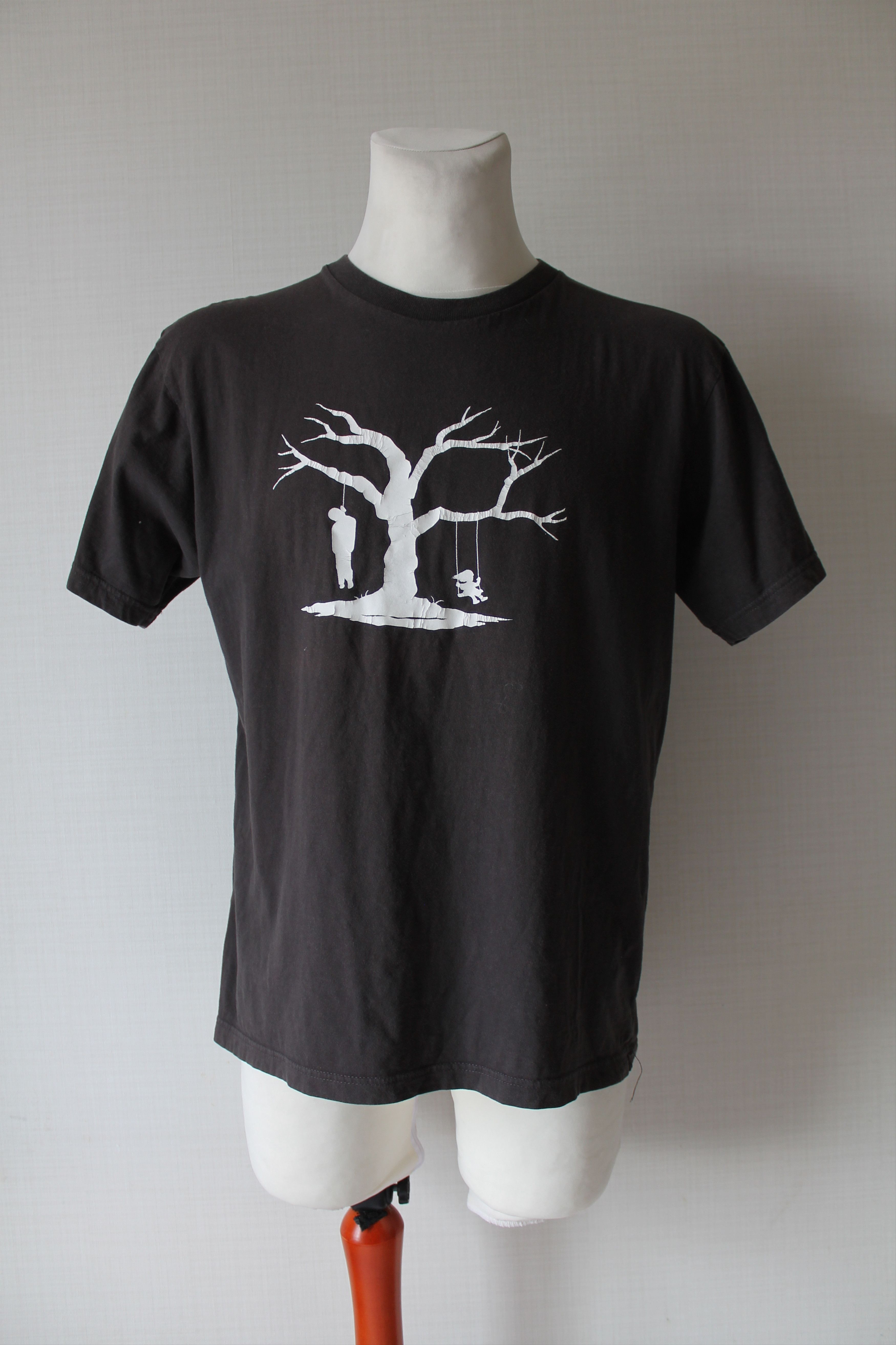 Vintage Art Girl on tree swing with hanged man Horror t Shirt faded Size US L / EU 52-54 / 3 - 5 Thumbnail
