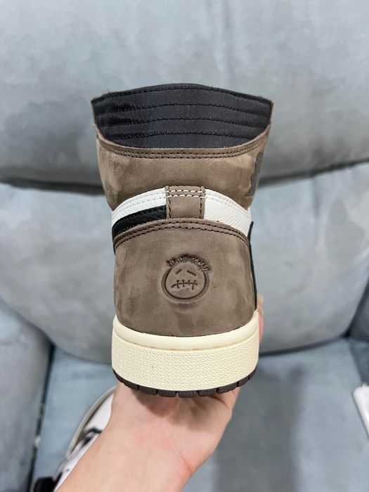 travis scott jordan 1 high size tag
