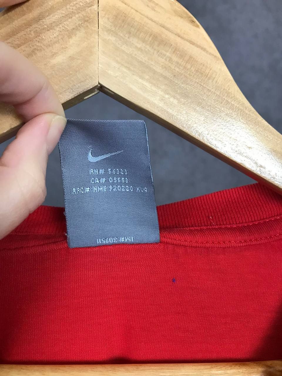 Nike × Vintage Nike swoosh streetwear vintage red center logo tee Size US XXL / EU 58 / 5 - 4 Thumbnail