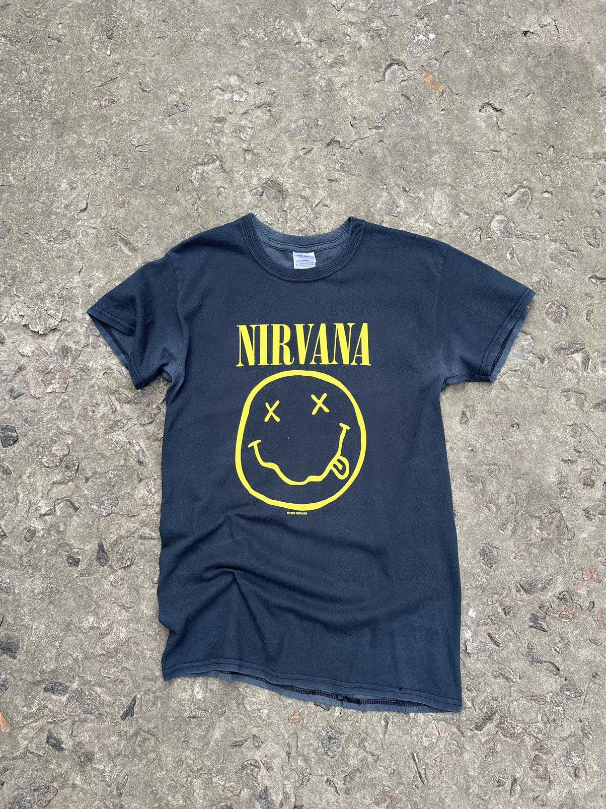 Band Tees × Nirvana × Vintage Vintage Nirvana Smiley Face Reprint Band T-Shirt Size US S / EU 44-46 / 1 - 1 Thumbnail