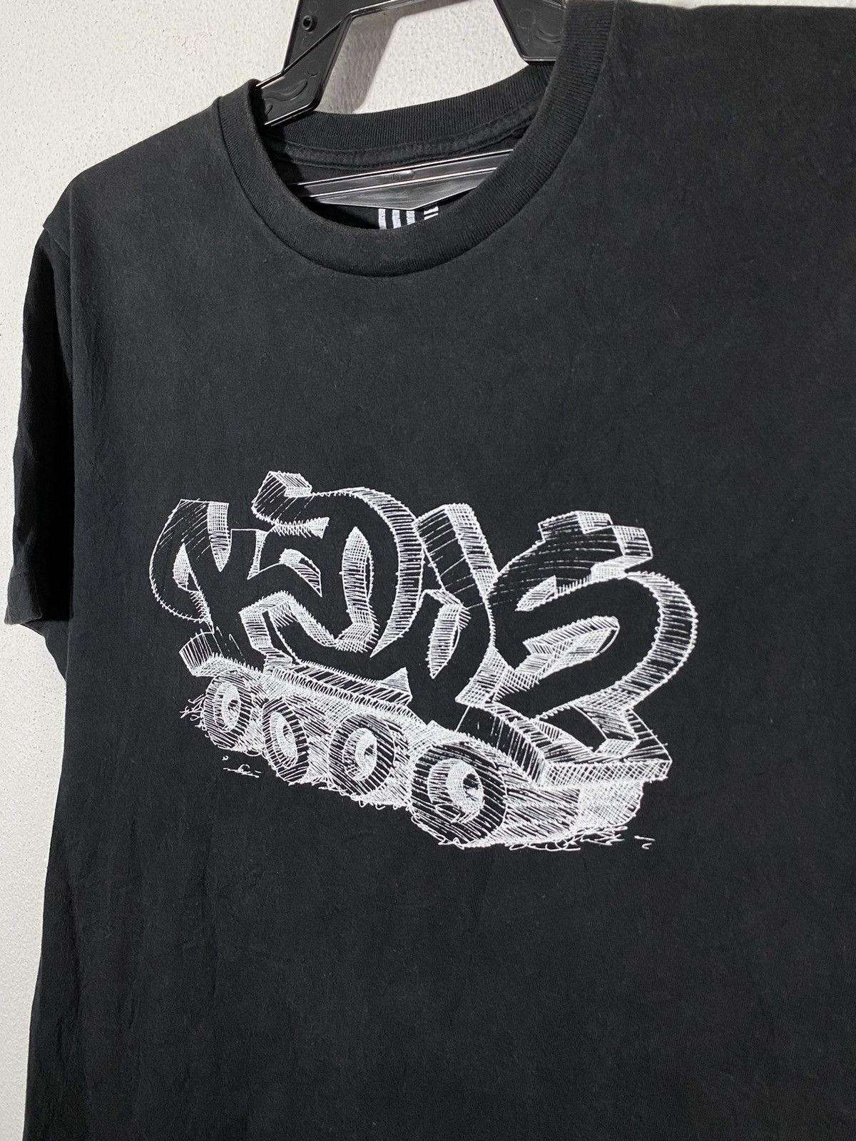 Kaws × Uniqlo kaws x uniqlo spell out Size US M / EU 48-50 / 2 - 3 Thumbnail