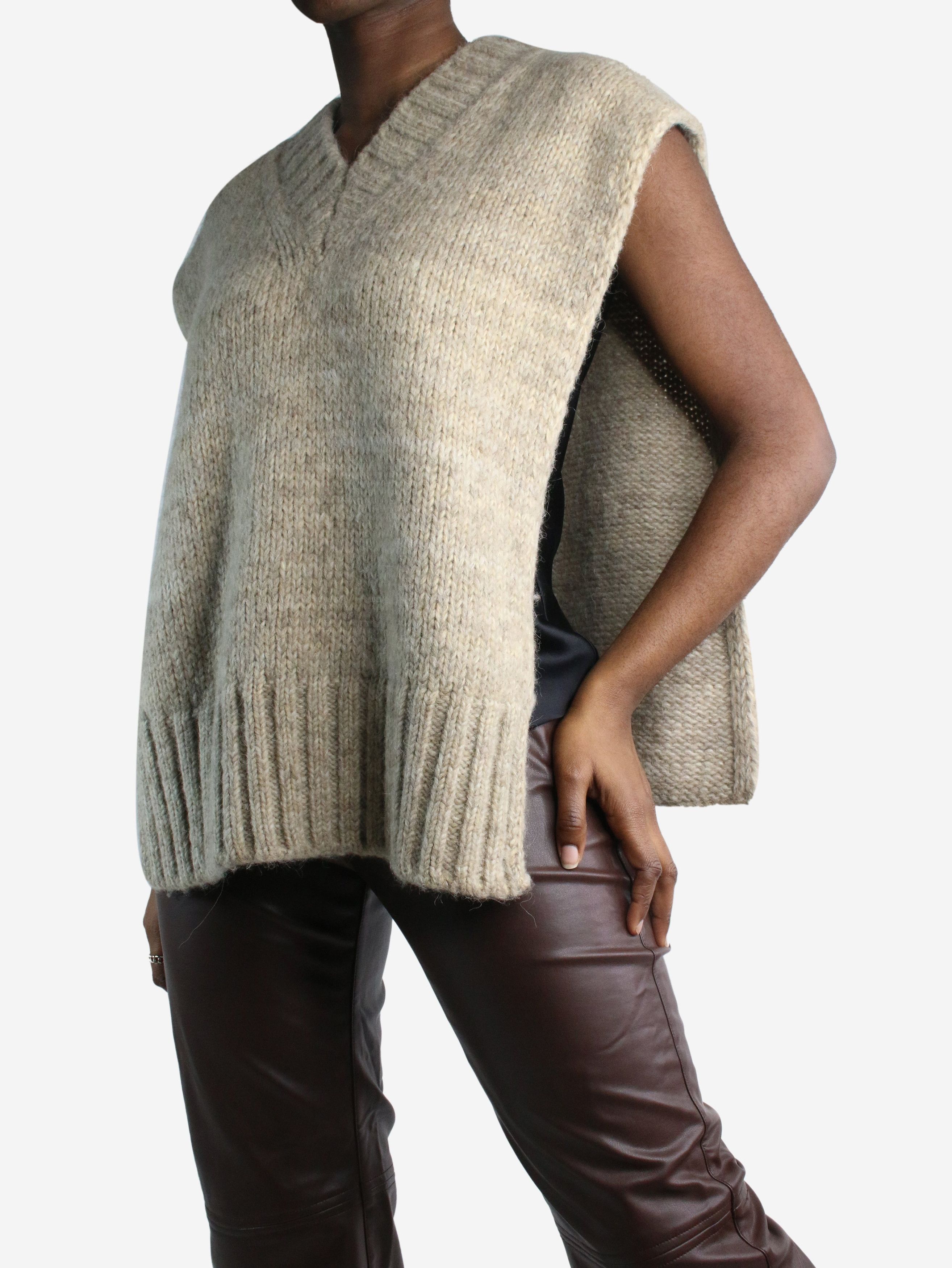 Neutral sleeveless v-neck jumper - size M