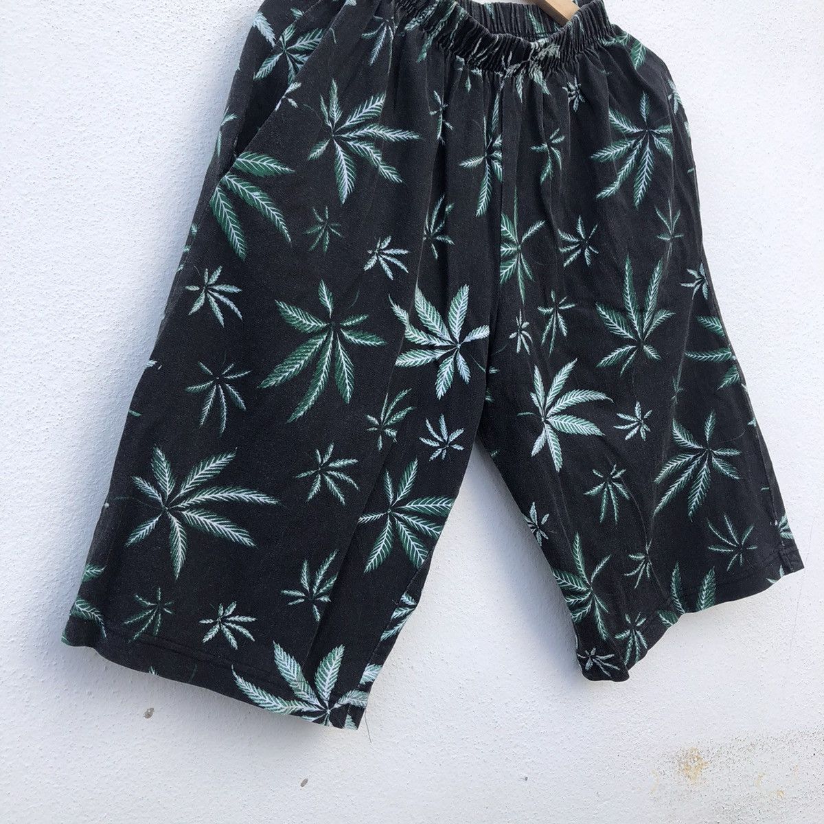 Japanese Brand VINTAGE MADE IN USA SHORT PANTS WEED FULL PRINT Size US 30 / EU 46 - 4 Thumbnail