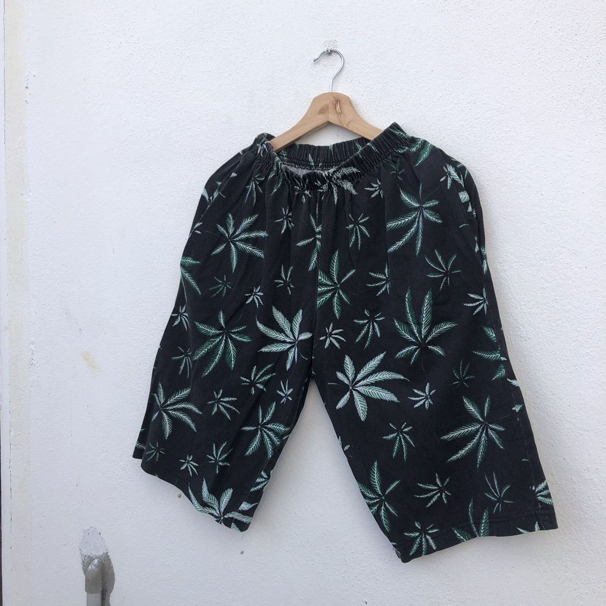 Japanese Brand VINTAGE MADE IN USA SHORT PANTS WEED FULL PRINT Size US 30 / EU 46 - 2 Thumbnail