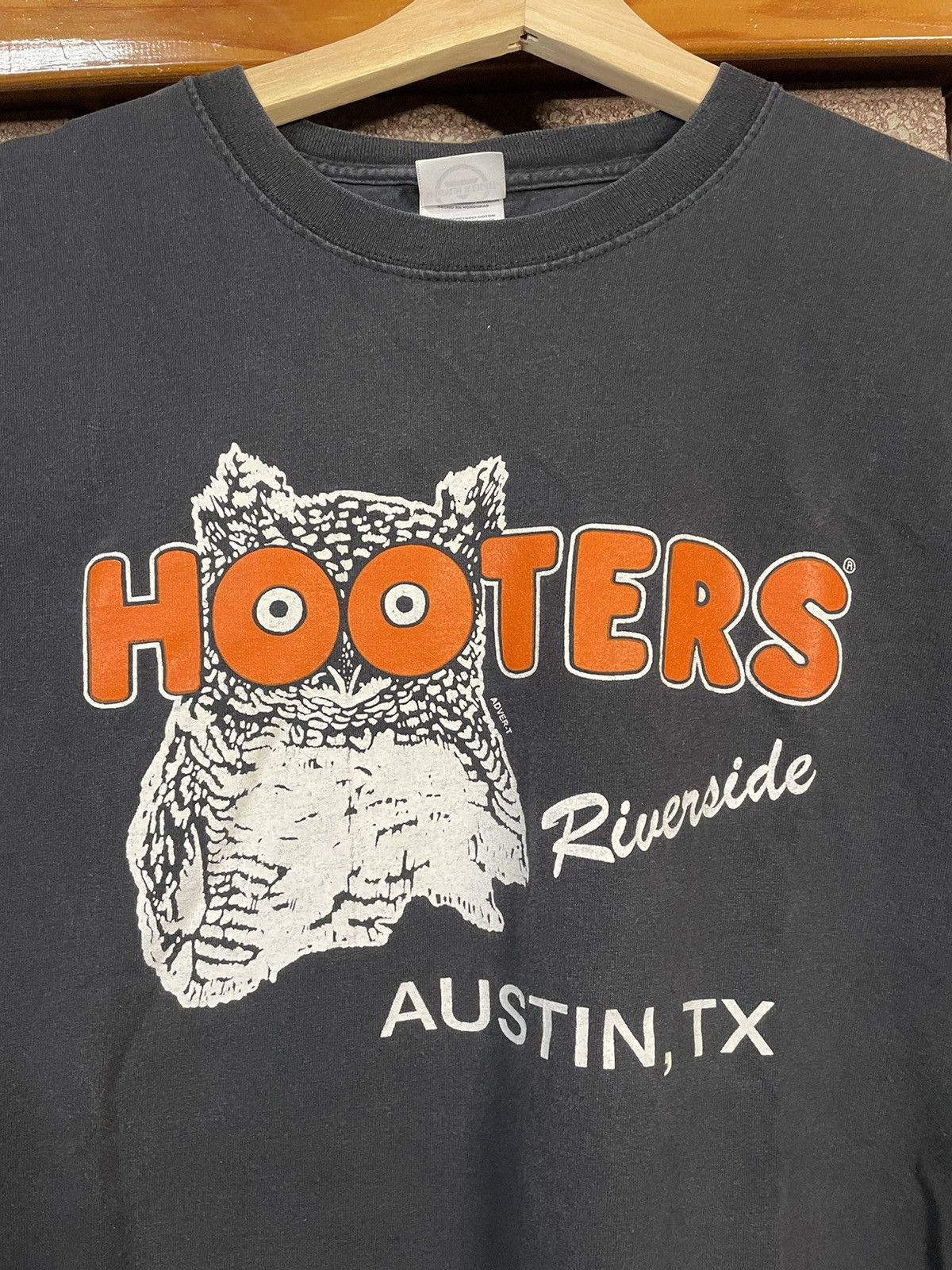 Delta × Vintage Vintage Y2K Hooters River Side Austin Texas Owl Tee Size XXL Size US XXL / EU 58 / 5 - 2 Thumbnail