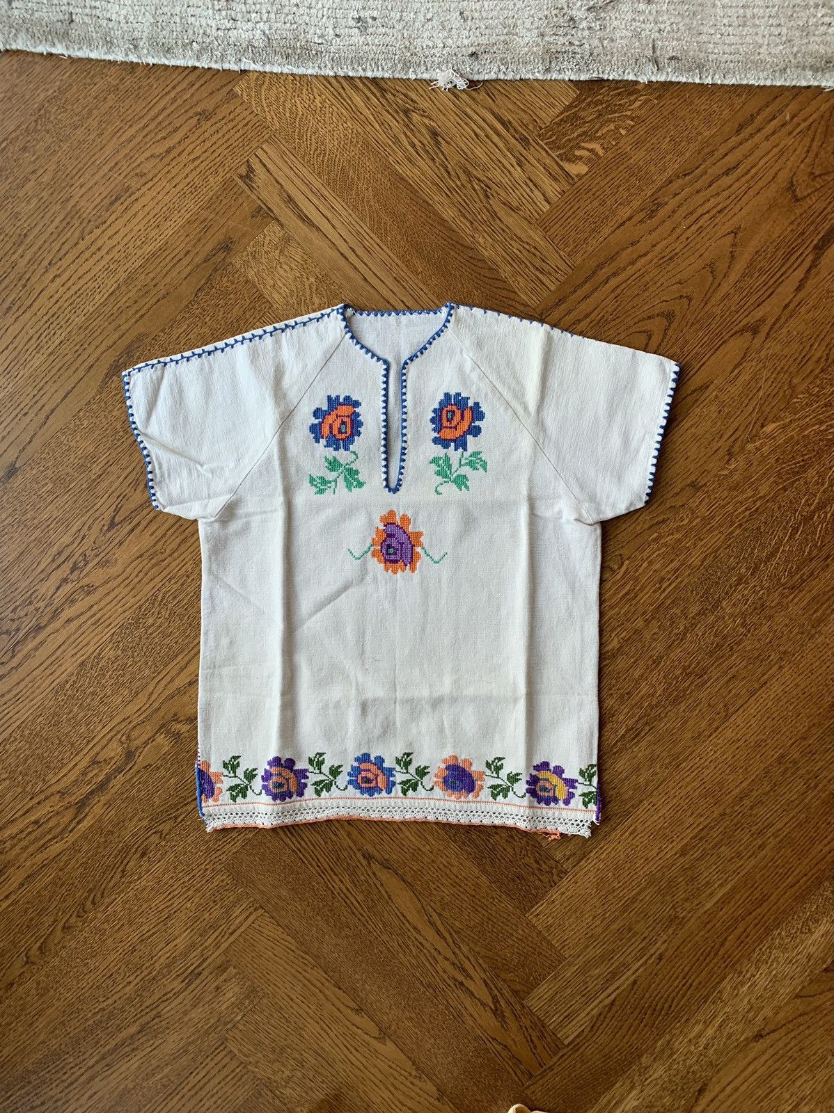 Vintage Embroidered Needlepoint Ukrainian Raglan Short Sleev