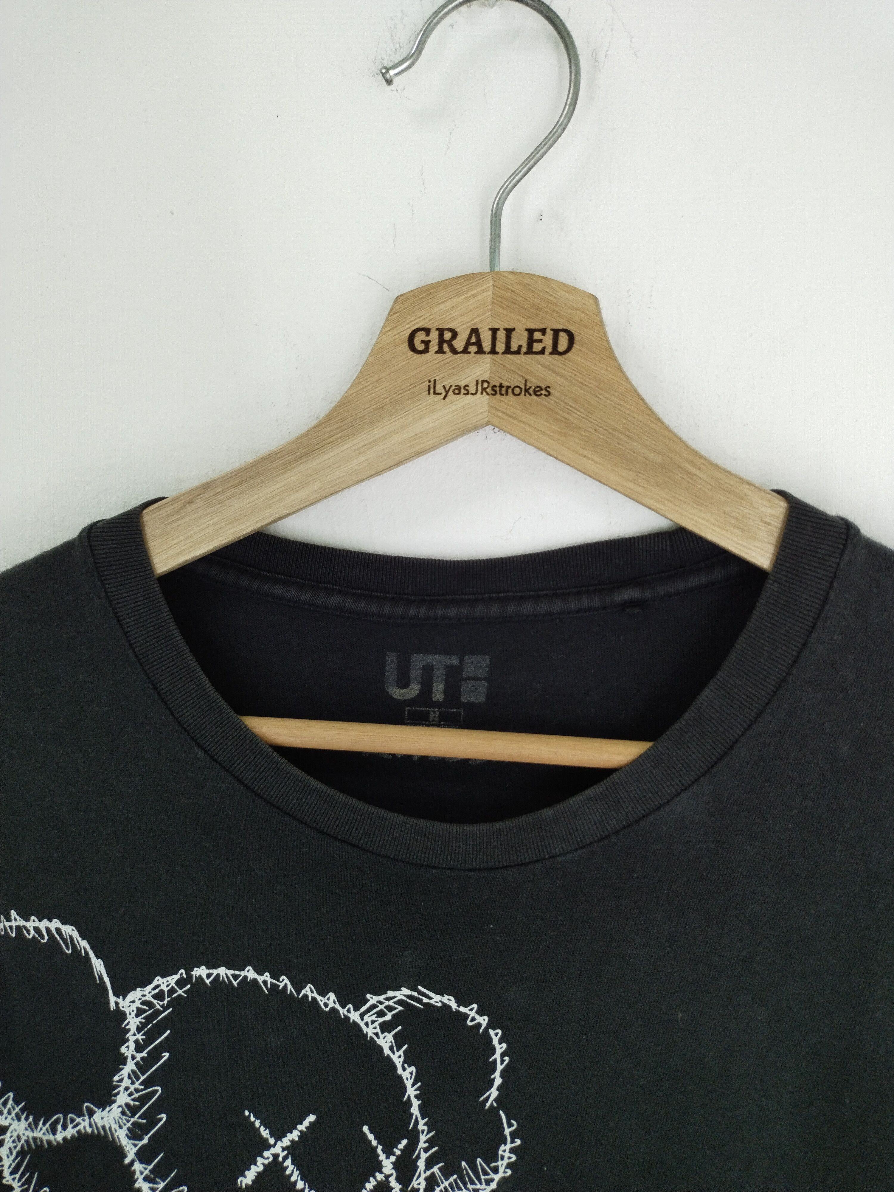 Kaws × Uniqlo UNIQLO X KAWS BIG PRINT SHIRT TEE Size US S / EU 44-46 / 1 - 7 Thumbnail