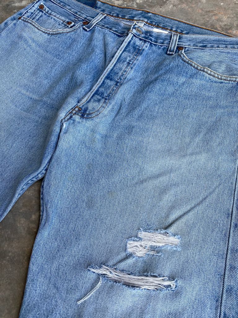 Levi's RARE🔥90's Light blue Wash Vintage Levi's 501 Jeans 35x30 Size US 35 - 6 Thumbnail