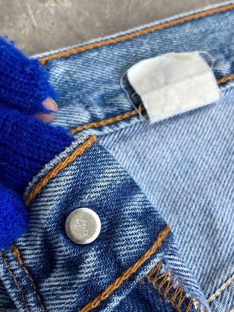 Levi's RARE🔥90's Light blue Wash Vintage Levi's 501 Jeans 35x30 Size US 35 - 8 Thumbnail