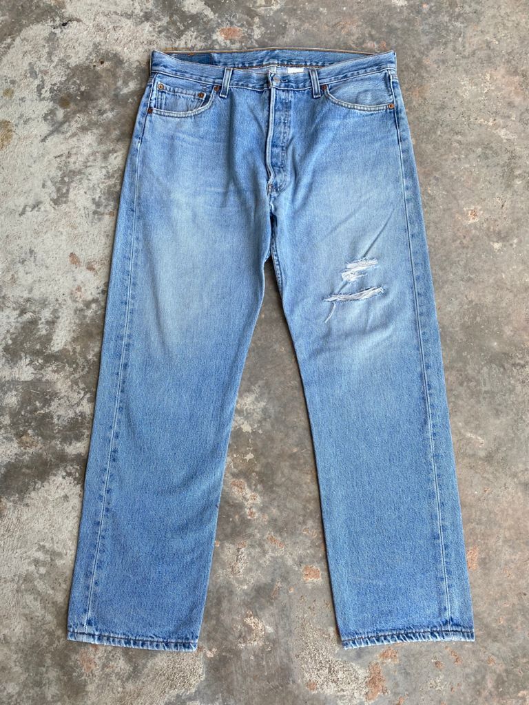 Levi's RARE🔥90's Light blue Wash Vintage Levi's 501 Jeans 35x30 Size US 35 - 1 Thumbnail