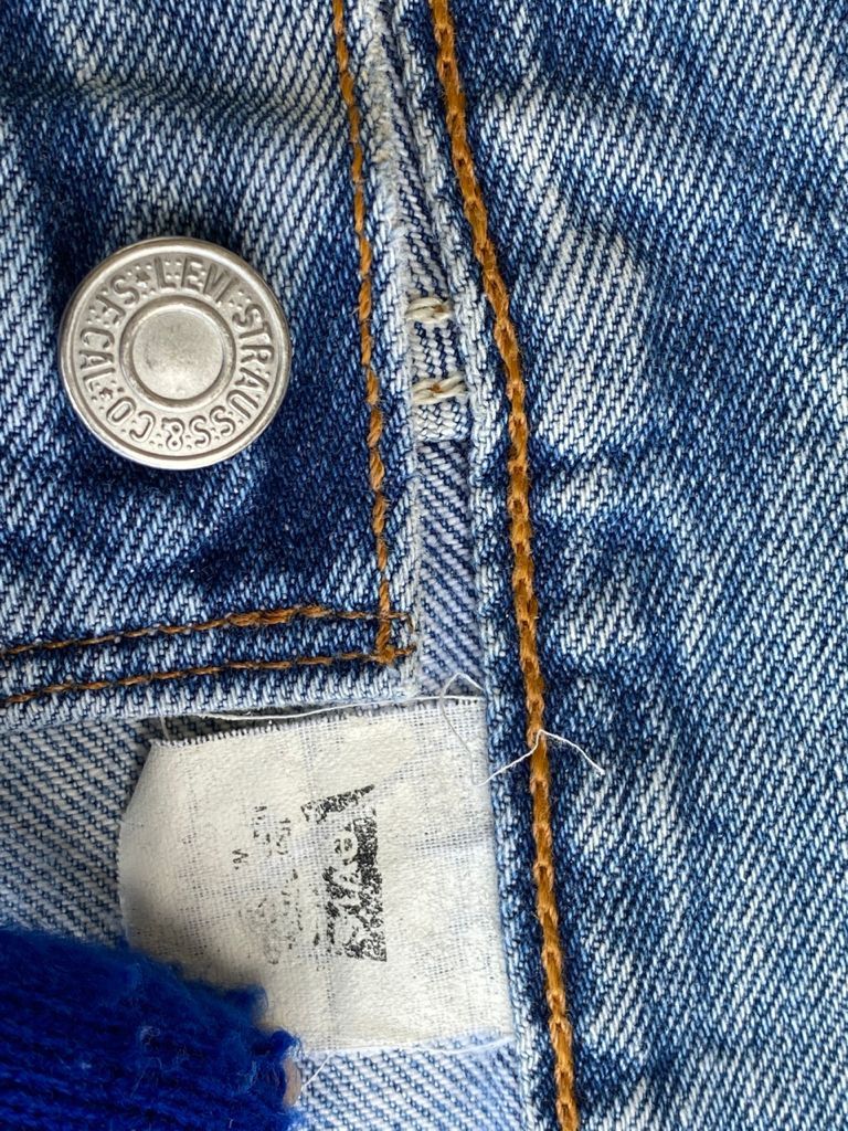 Levi's RARE🔥90's Light blue Wash Vintage Levi's 501 Jeans 35x30 Size US 35 - 9 Thumbnail