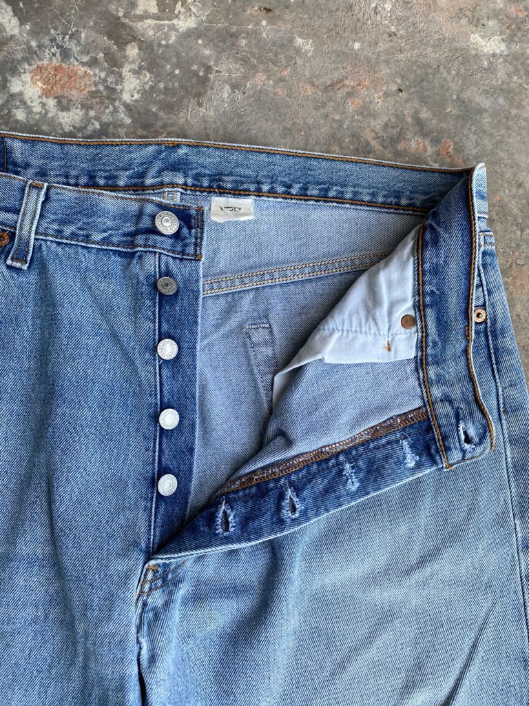 Levi's RARE🔥90's Light blue Wash Vintage Levi's 501 Jeans 35x30 Size US 35 - 7 Thumbnail