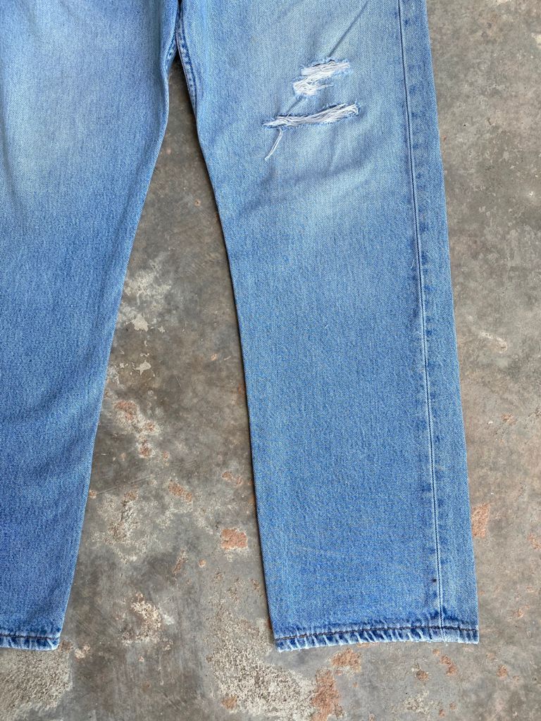 Levi's RARE🔥90's Light blue Wash Vintage Levi's 501 Jeans 35x30 Size US 35 - 5 Thumbnail