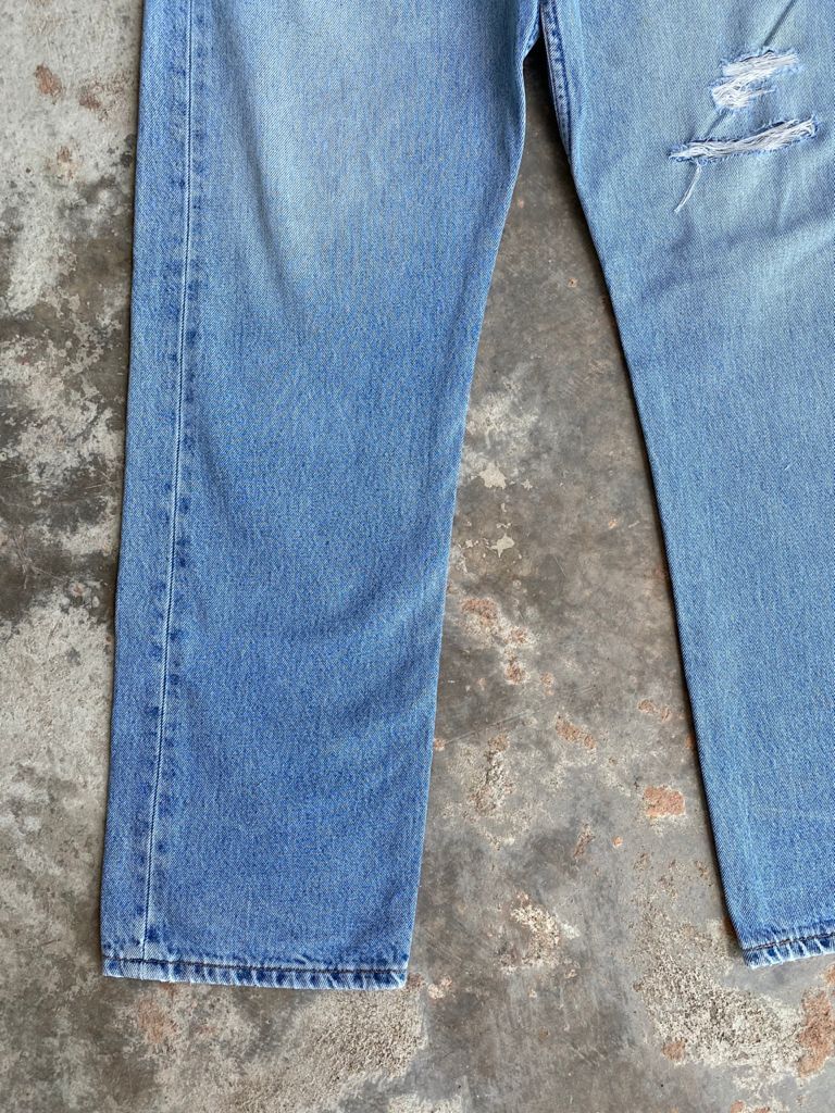 Levi's RARE🔥90's Light blue Wash Vintage Levi's 501 Jeans 35x30 Size US 35 - 4 Thumbnail