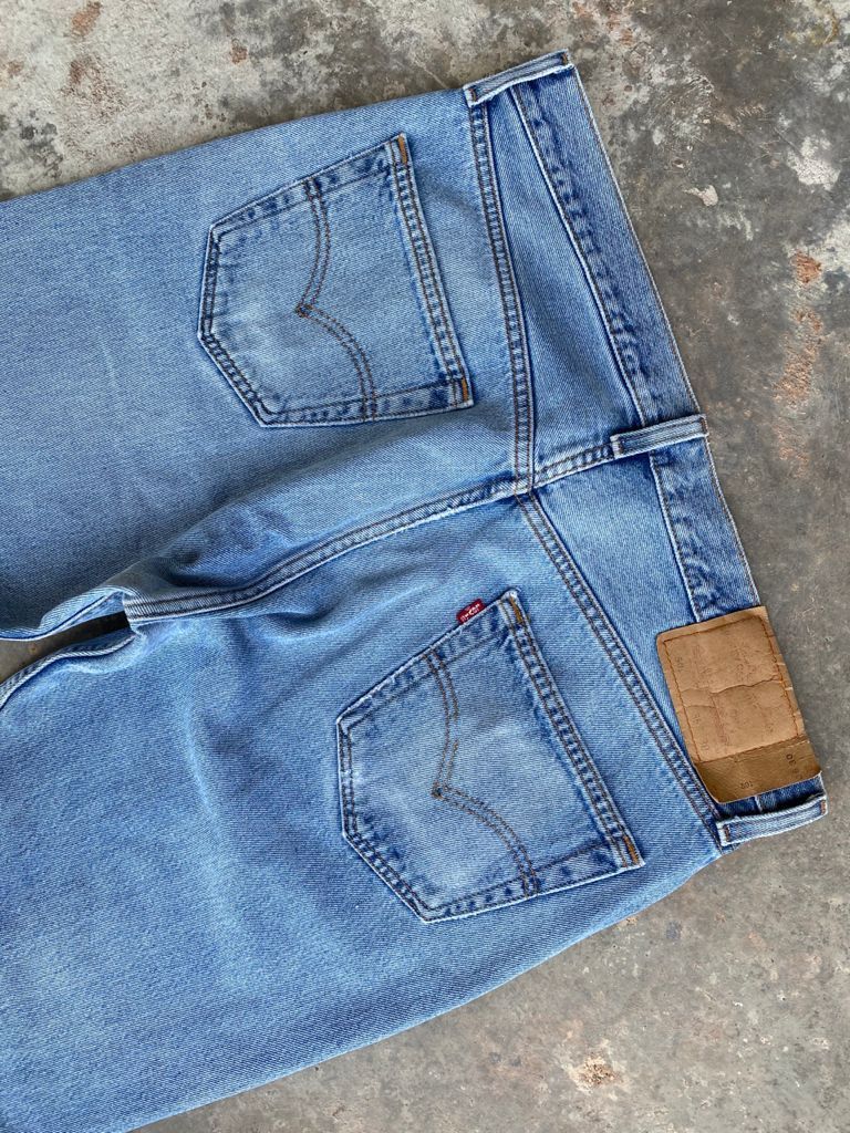 Levi's RARE🔥90's Light blue Wash Vintage Levi's 501 Jeans 35x30 Size US 35 - 13 Thumbnail