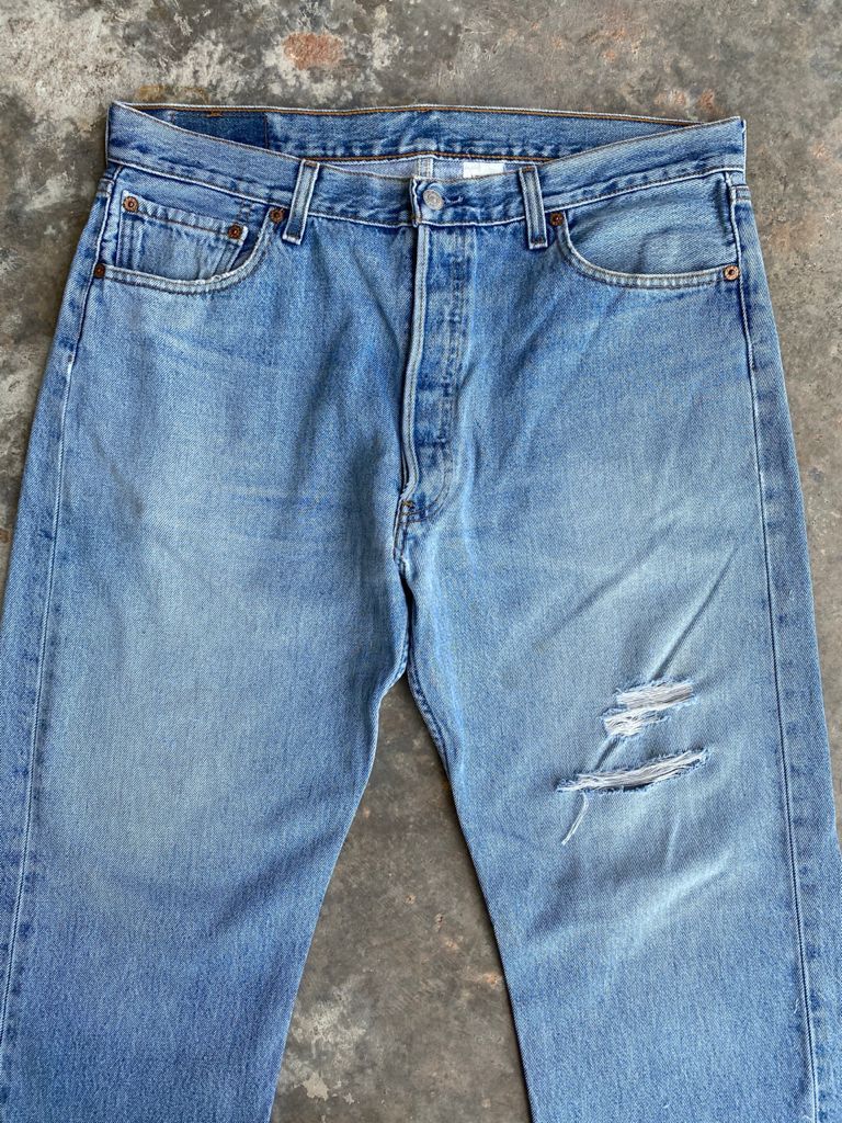 Levi's RARE🔥90's Light blue Wash Vintage Levi's 501 Jeans 35x30 Size US 35 - 3 Thumbnail